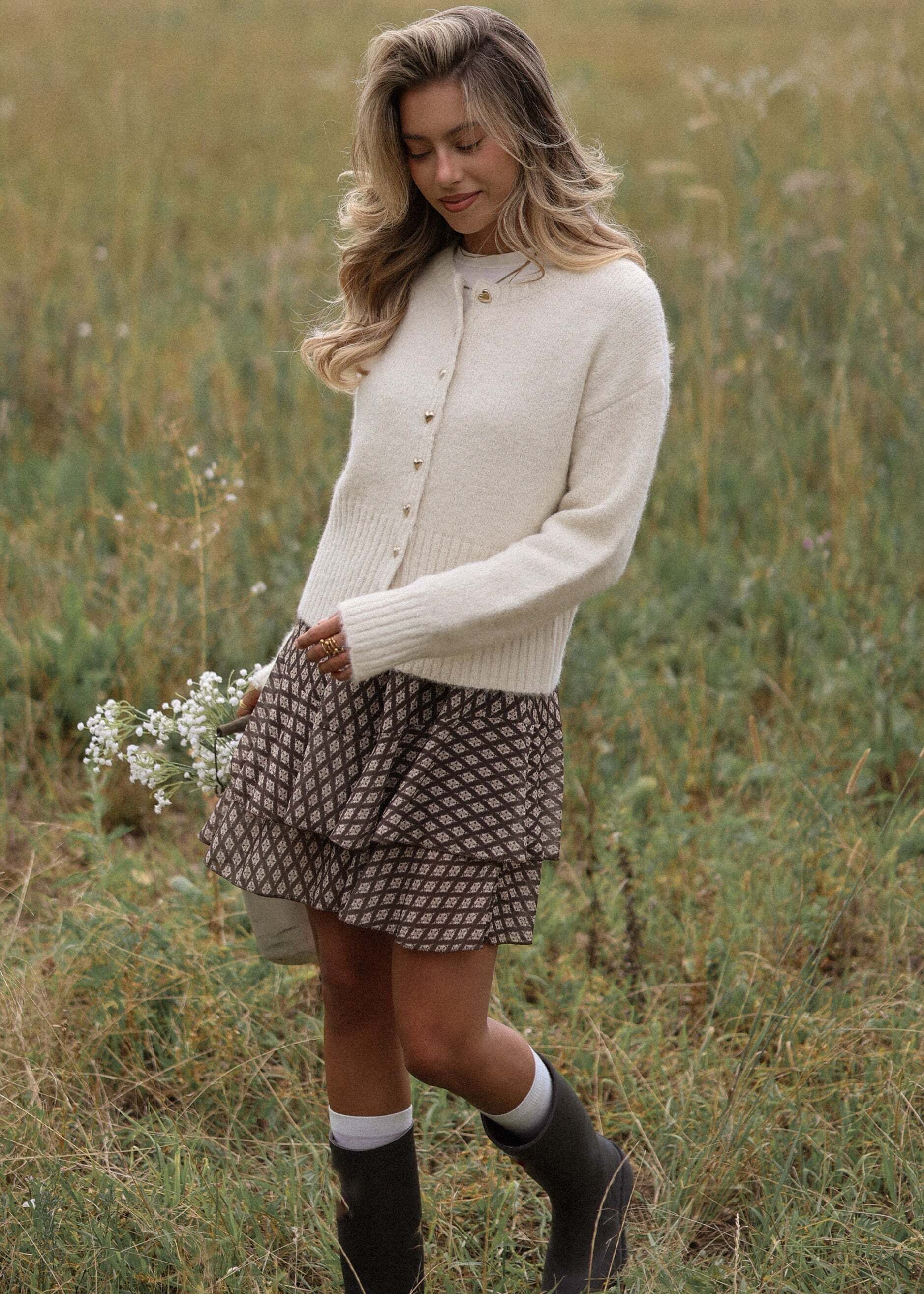 SASSYCLASSY Cardigan Strickjacke mit Herzknöpfen für Damen Weicher Cardigan mit Rippbündchen an Ärmeln und Saum und Rundhals