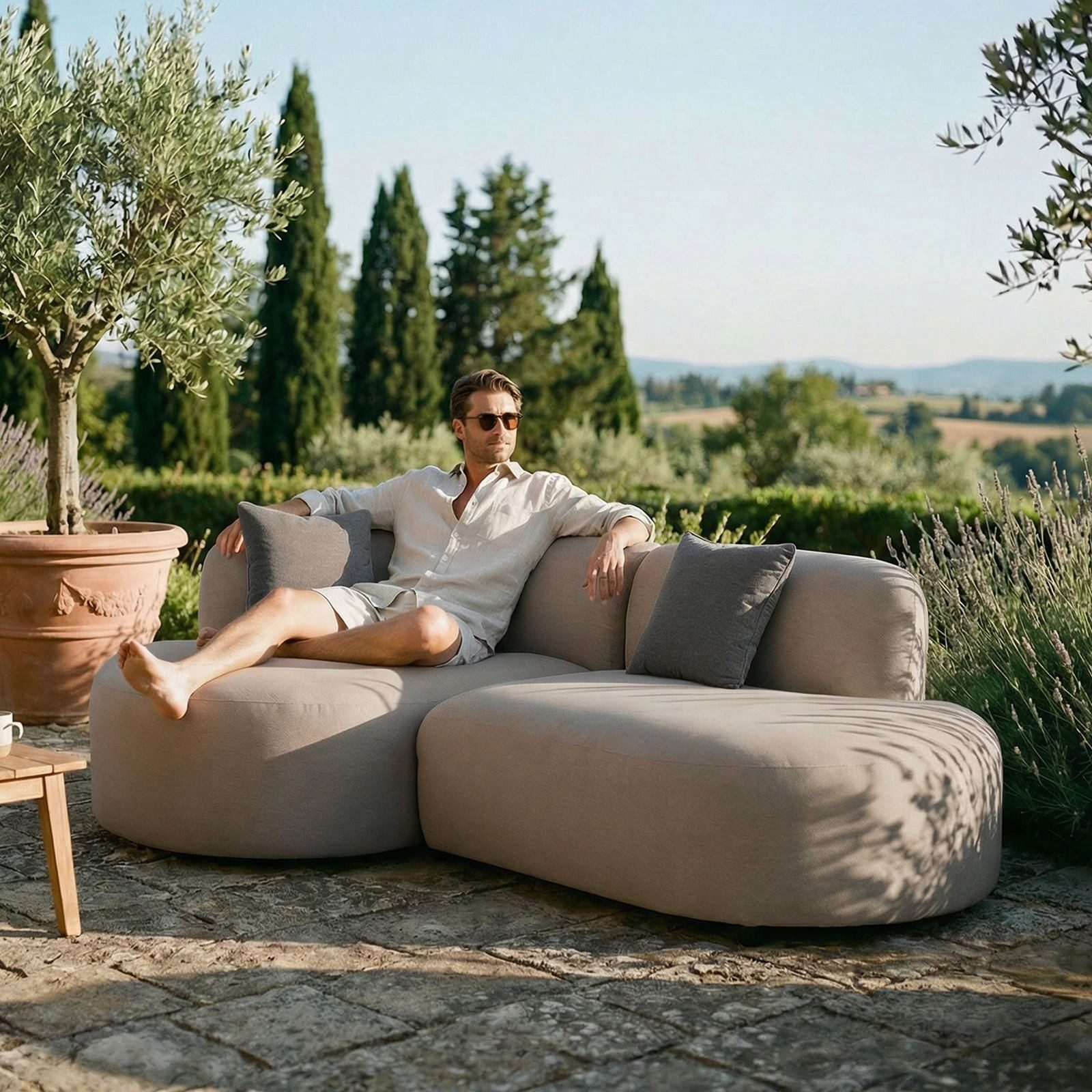 IDIMEX Gartensofa SORRENTO, Loungesofa Outdoor gepolstert mit 2 Kissen inkl. Abdeckhaube beige