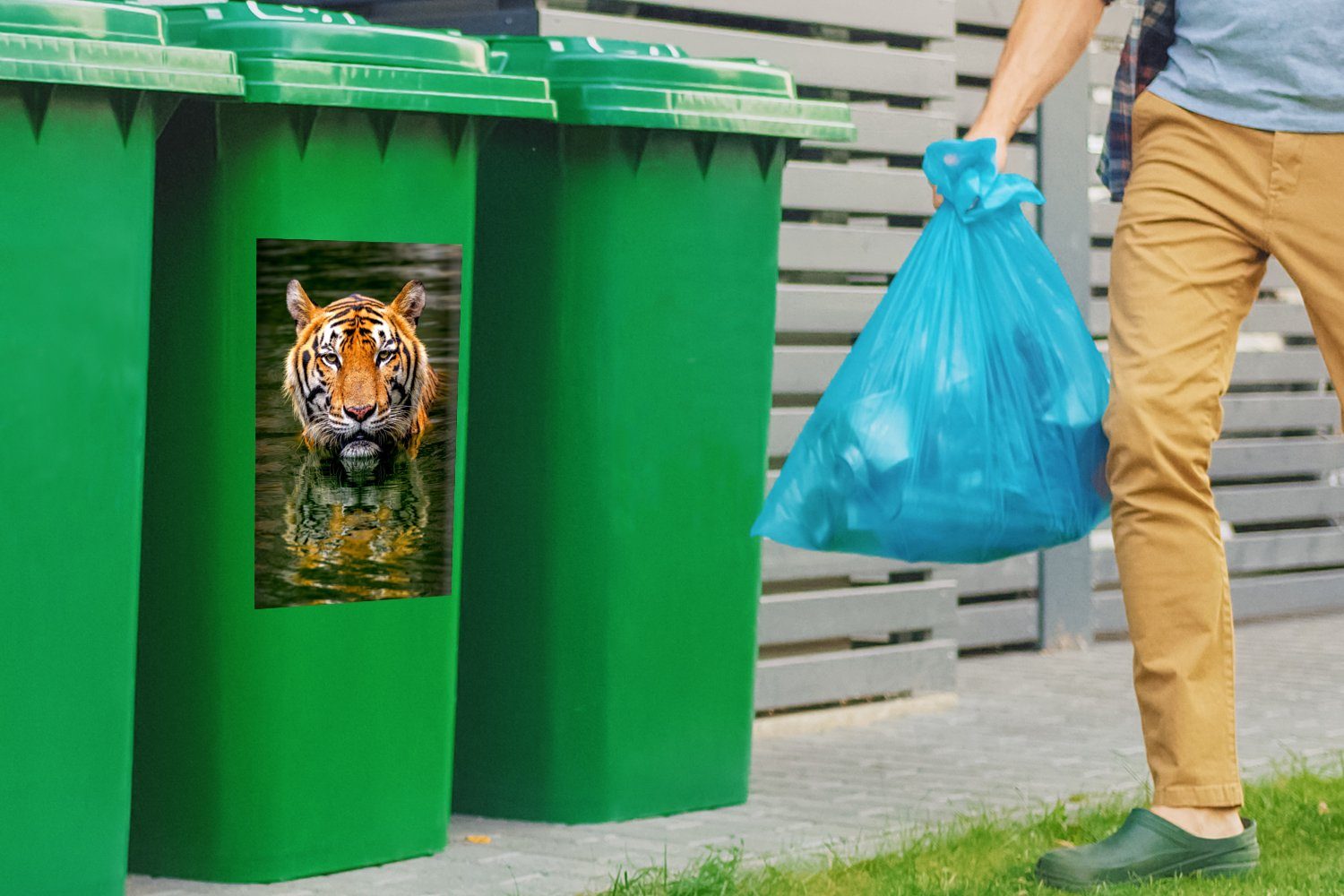 Mülltonne, MuchoWow Sticker, Mülleimer-aufkleber, Wandsticker im St), Container, Wasser (1 Tiger Abfalbehälter