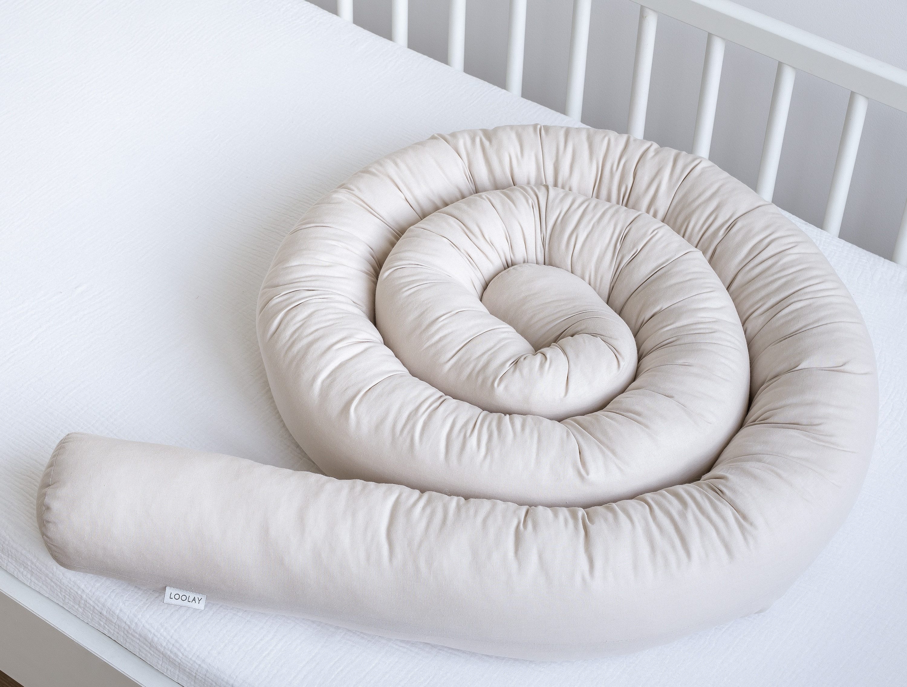 Loolay Nestchenschlange 100% BEIGE Baumwolle Multifunktion PREMIUM Bettschlange Stoffschlange, (Bettumrandung Krabbeldecke Babybett Umrandung Schlange Bett Kopfschutz, Zierkissen Bettrolle Dekokissen Zugluftstopper - Super GESCHENK), LOOLAY® - 100% Europäische Stoffe und Kleinserien-Nähen!