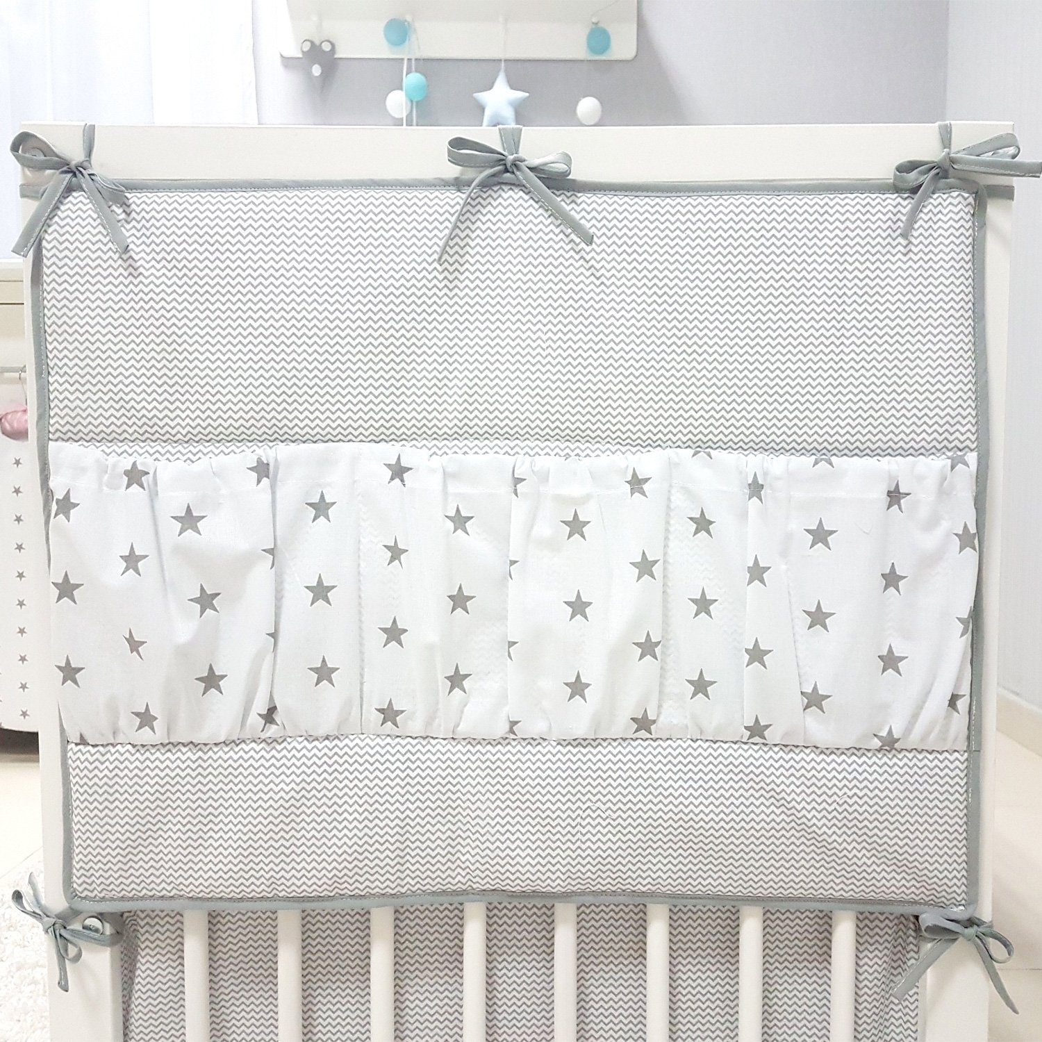 Baby-Joy Babyschlafsack Baby-Joy Betttasche ZICK ZACK Linie 100% Baumwolle Utensilo Hängeaufbe (1 tlg), Atmungsaktiv. Kuschelweich.