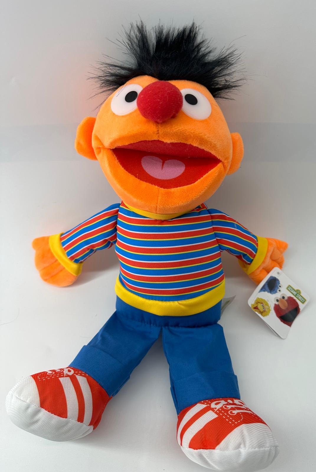 Sesamstrasse Kuscheltier Sesamstrasse Kuscheltier Ernie Kuscheltier Rot Plüsch Figur 40 cm (1-St), Super weicher Plüsch Stofftier Kuscheltier für Kinder zum spielen