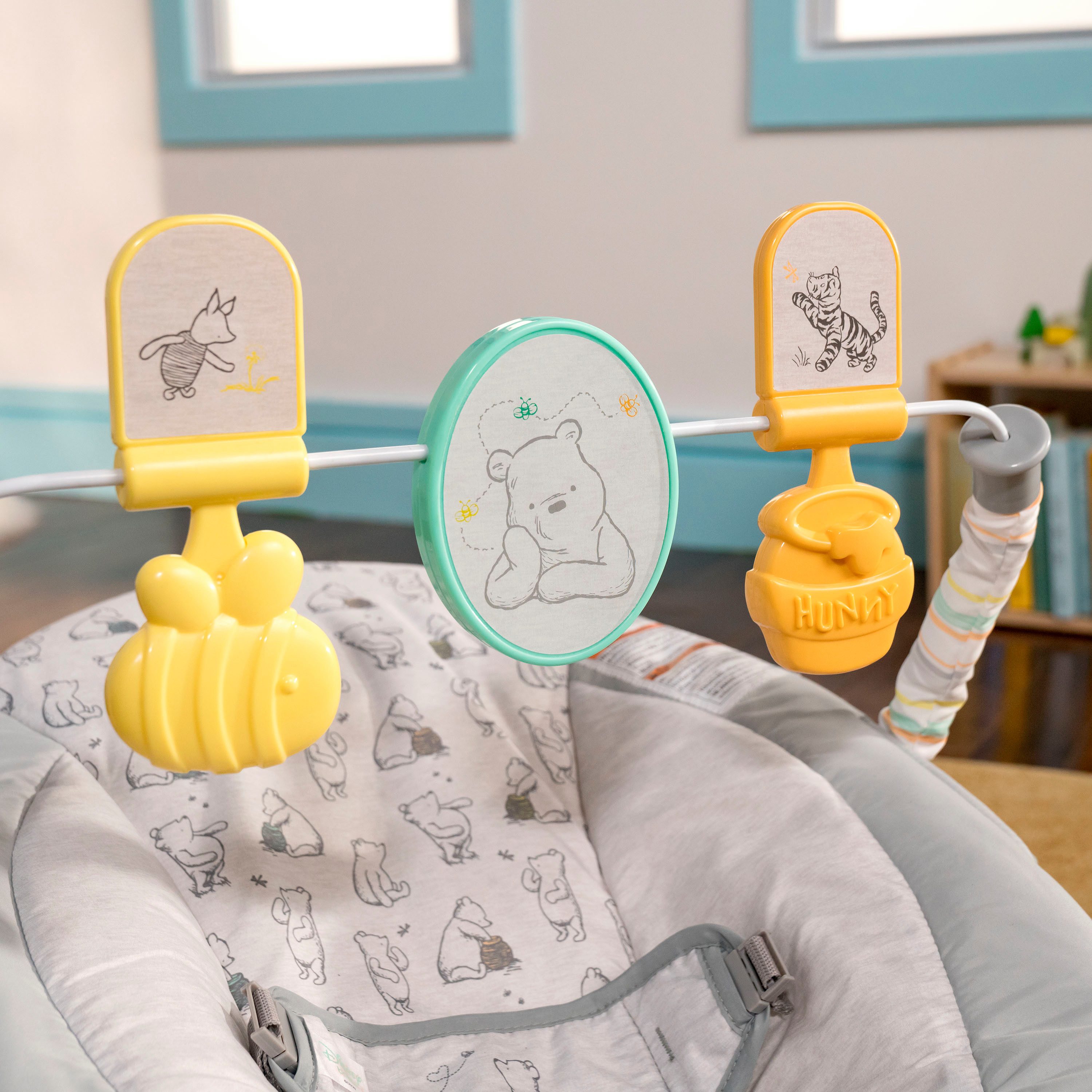 Bright Starts Babywippe Disney Winnie the Pooh Classic Pals Vibrating Bouncer, mit Sound-Effekt