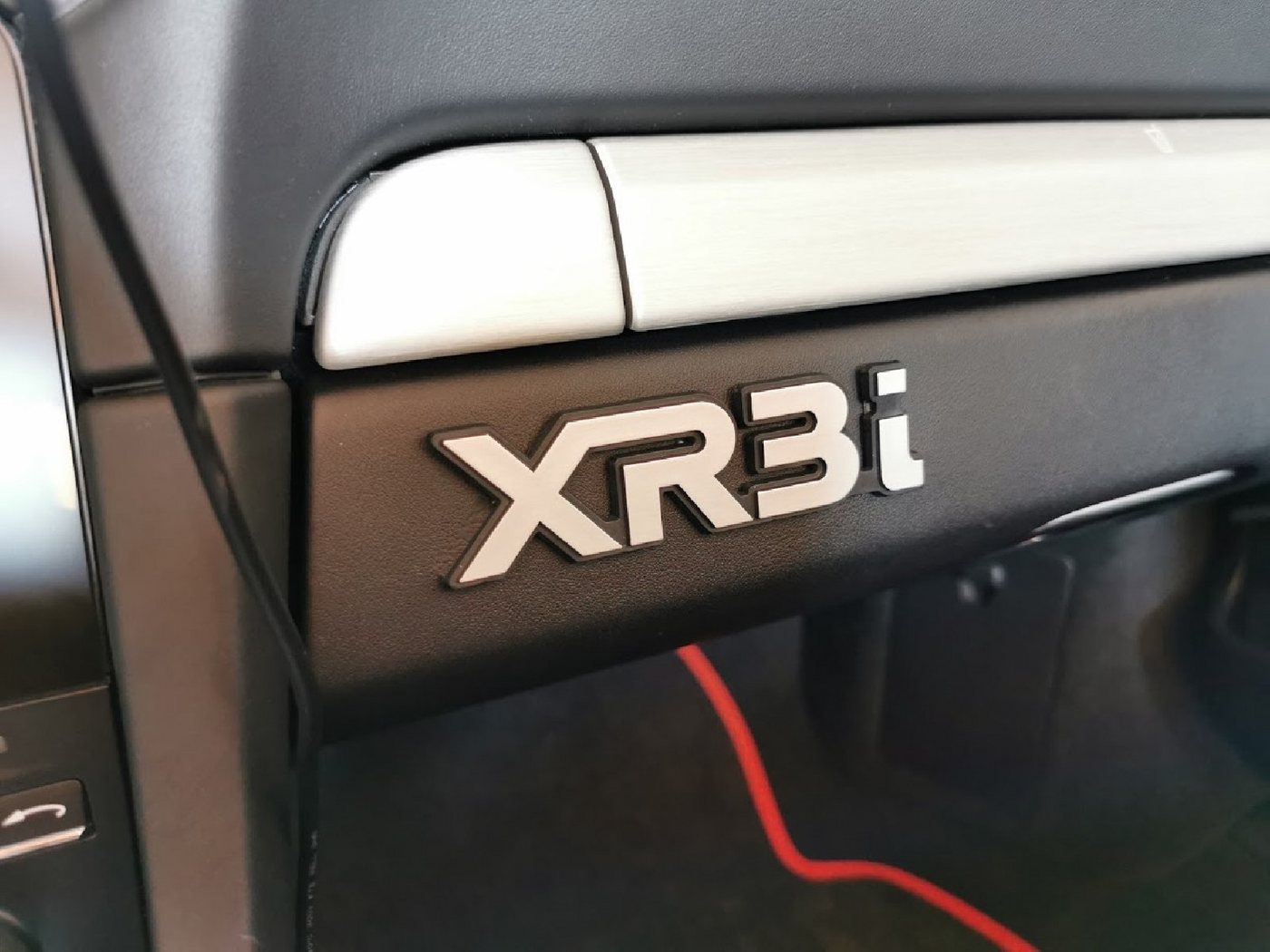 Thumbnail - HR Autocomfort Typenschild Auto Schild Emblem XR3i Relief XR3 i selbstklebend 11 cm silbergrau