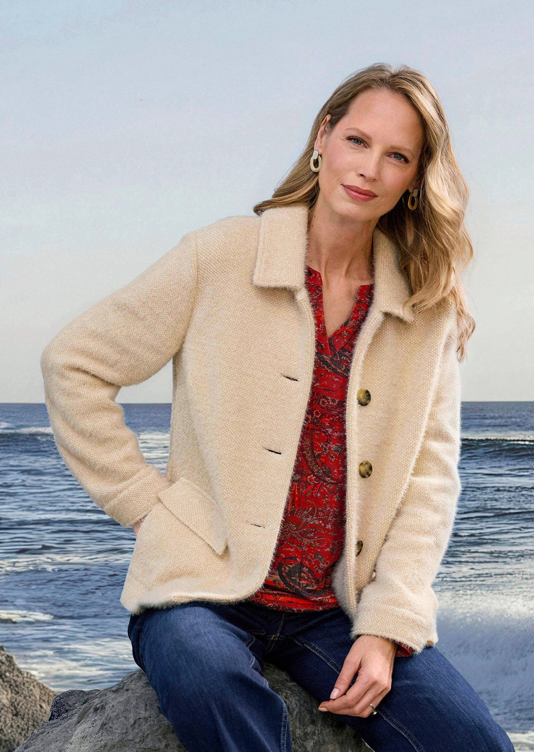 GOLDNER Outdoorjacke Strickjacke mit dezenter Wabenstruktur Flauschiger Überwurf mit Hemdkragen, Hornknöpfen und Langarm