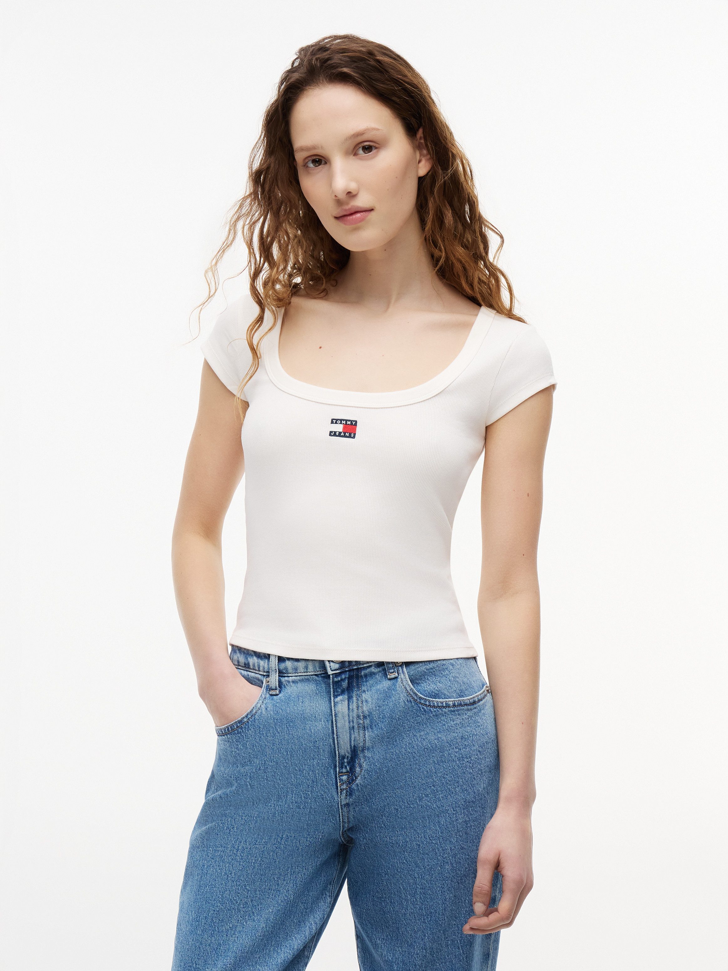 Tommy Jeans Kurzarmshirt TJW SLIM RIB BADGE TEE EXT Baumwollmischung, slim fit, in gerippter Struktur