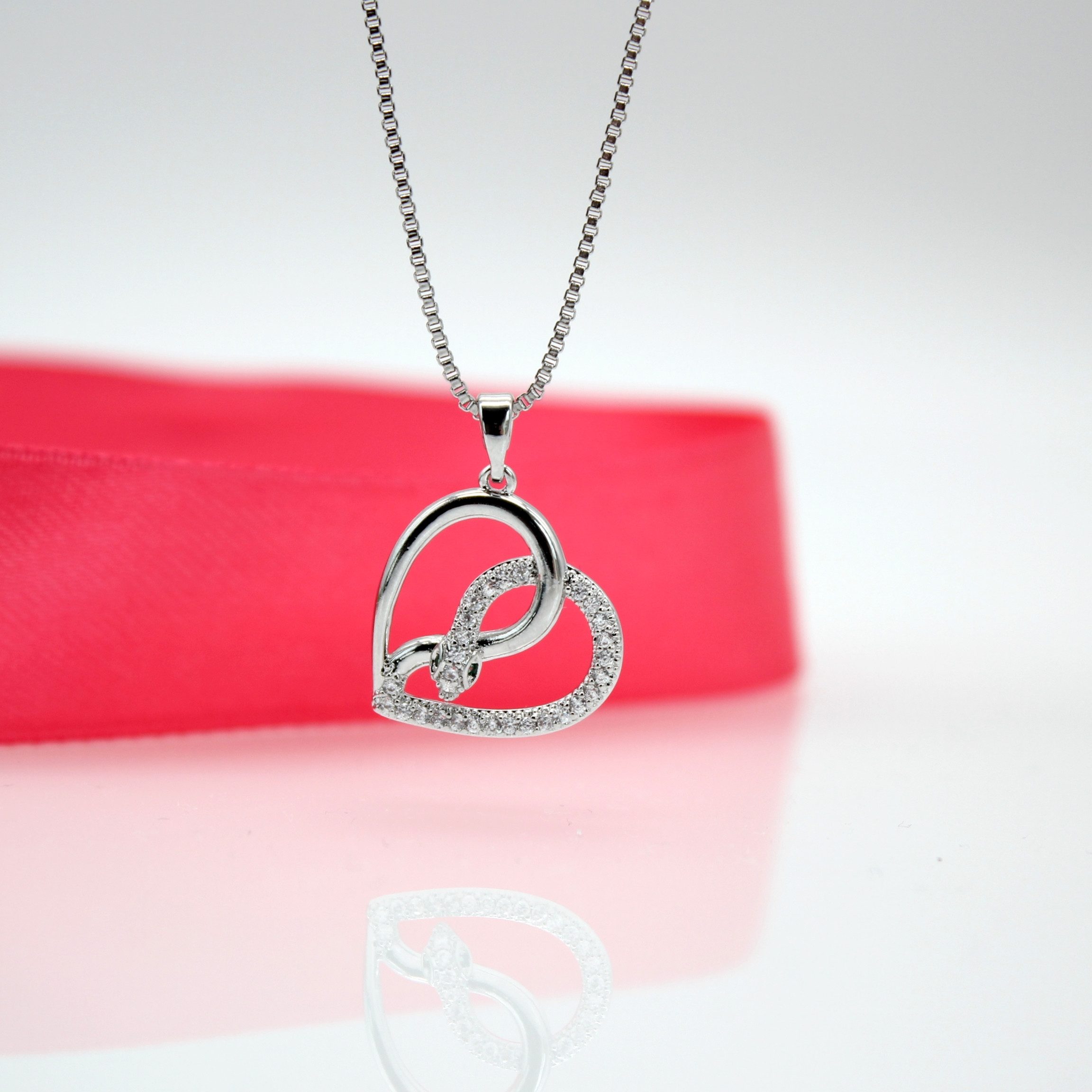 ELLAWIL Herzkette Halskette mit Schlangenherz Anhänger Zirkonia Venezianerkette (Kettenlänge 40 cm, verlängerbar um 6 cm, Edelstahl), inklusive Geschenkschachtel