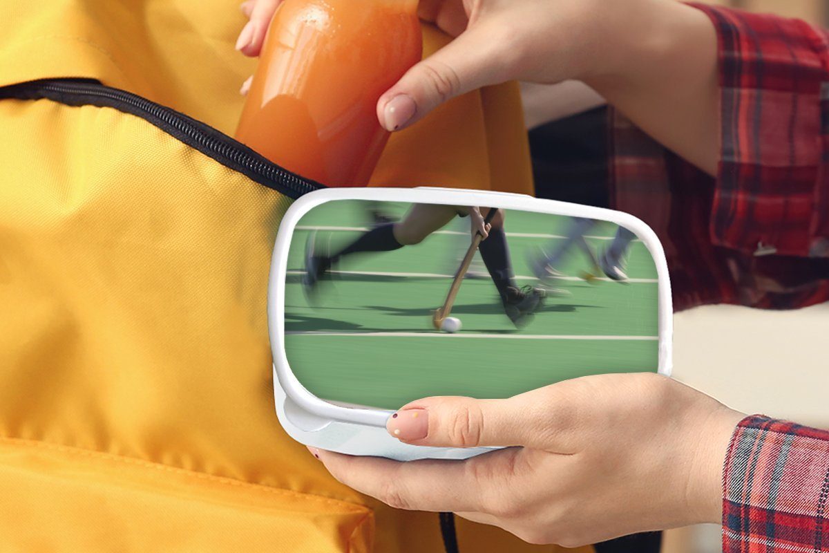 Mädchen MuchoWow Brotbox Kinder Kunststoff, (2-tlg), für dribbelnden Ein Erwachsene, Jungs Action-Foto für und weiß Eishockeyspielern, von Brotdose, Lunchbox und