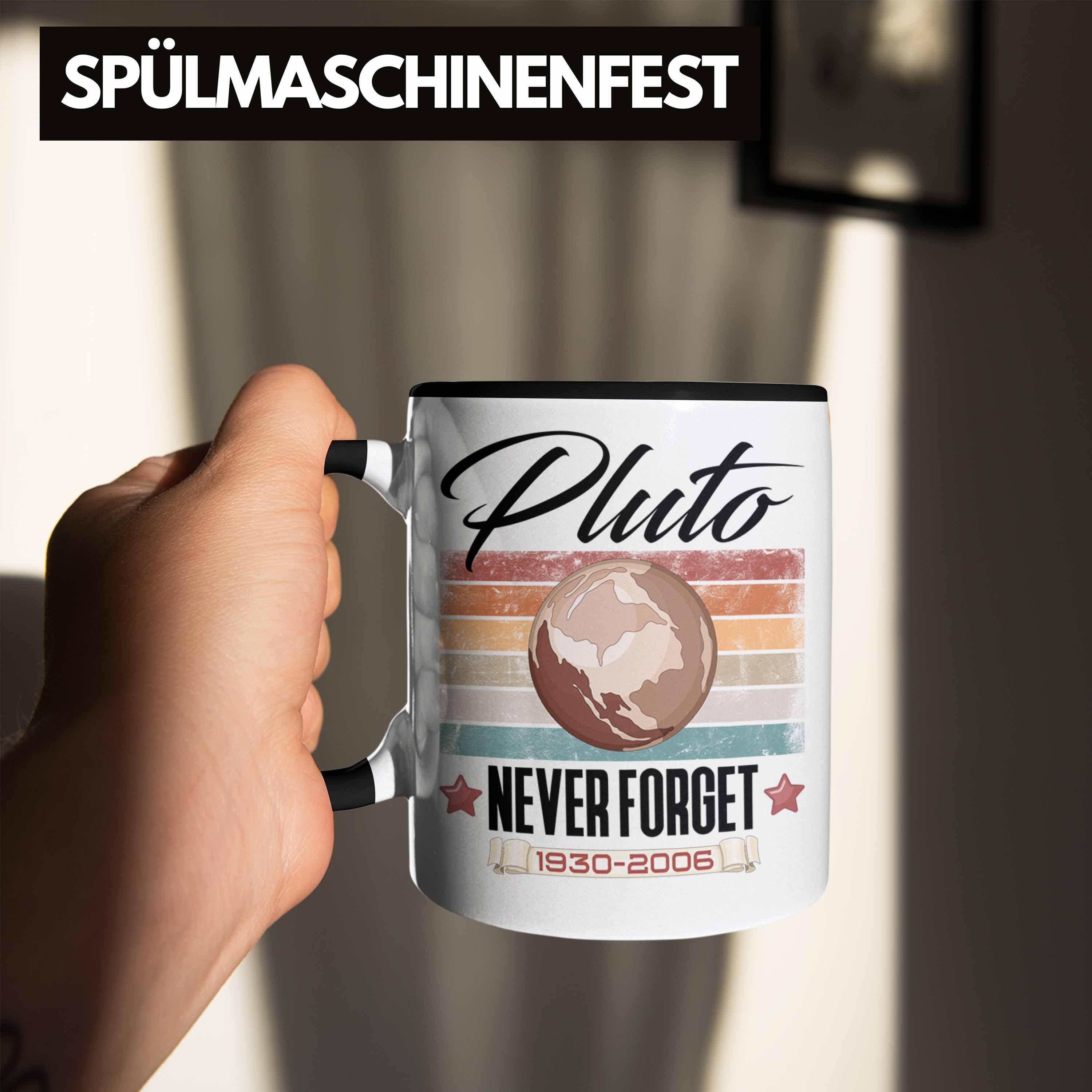 Trendation Tasse Tasse "Pluto Never Astronomie-Fans Forget" Lustiges für Geschenk Schwarz