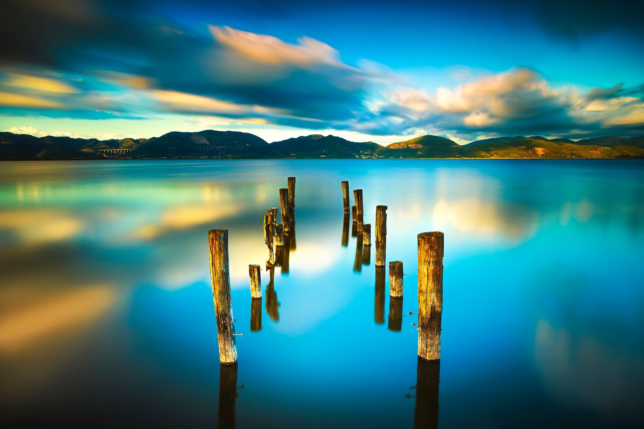 STEG Fototapete GEBIRGE SEE SONNE RUHE MEER STRAND HOLZ-BRÜCKE-ALT Papermoon