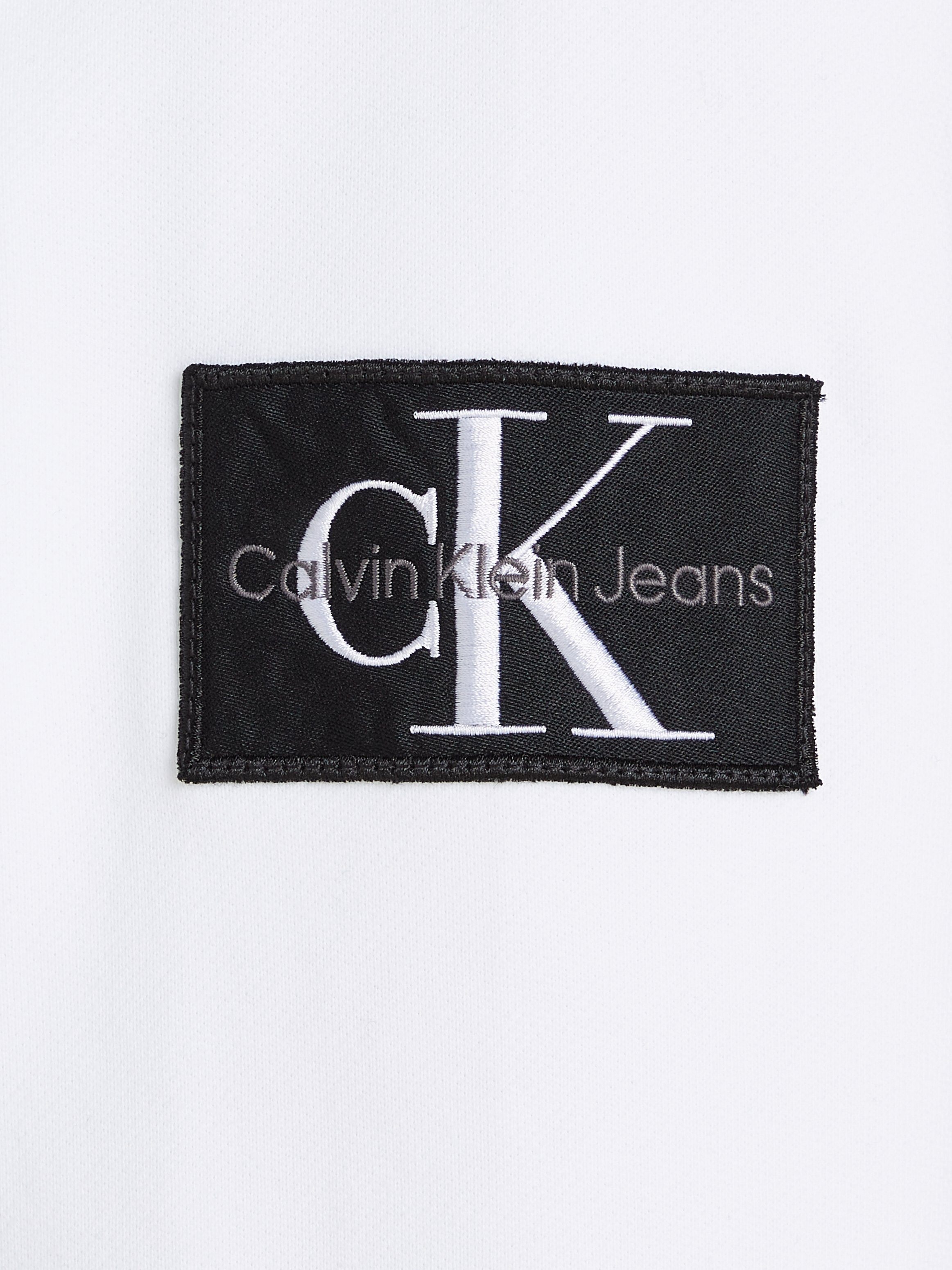 Klein Logopatch BADGE Jeans weiß Calvin mit Kapuzensweatshirt HOODIE