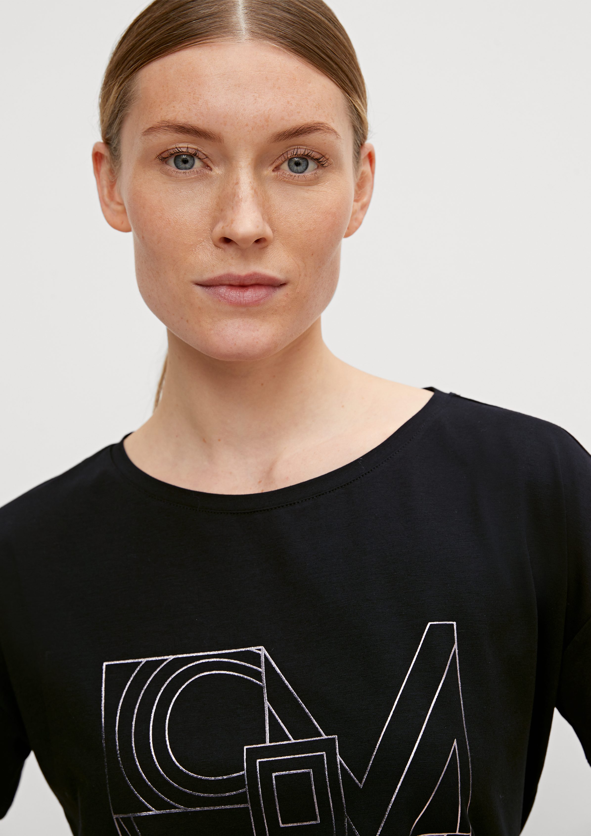 Comma Kurzarmshirt mit schwarz T-Shirt Artwork Frontprint