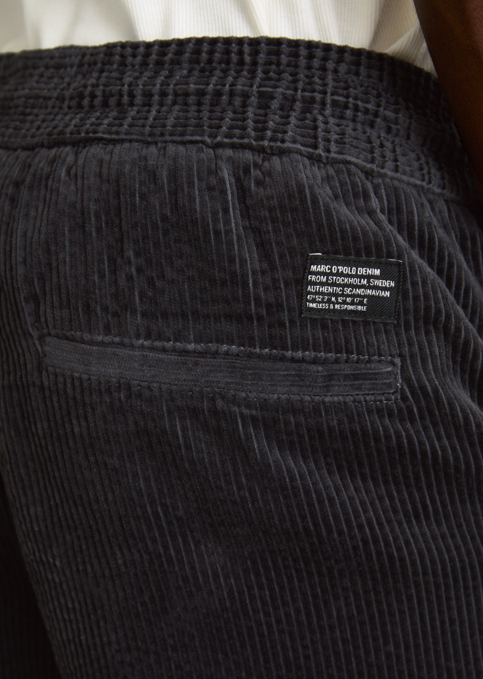 Marc O'Polo DENIM Cordhose Model Viggo relaxed cropped aus reine Bio-Baumwolle – Bild 3 von 5