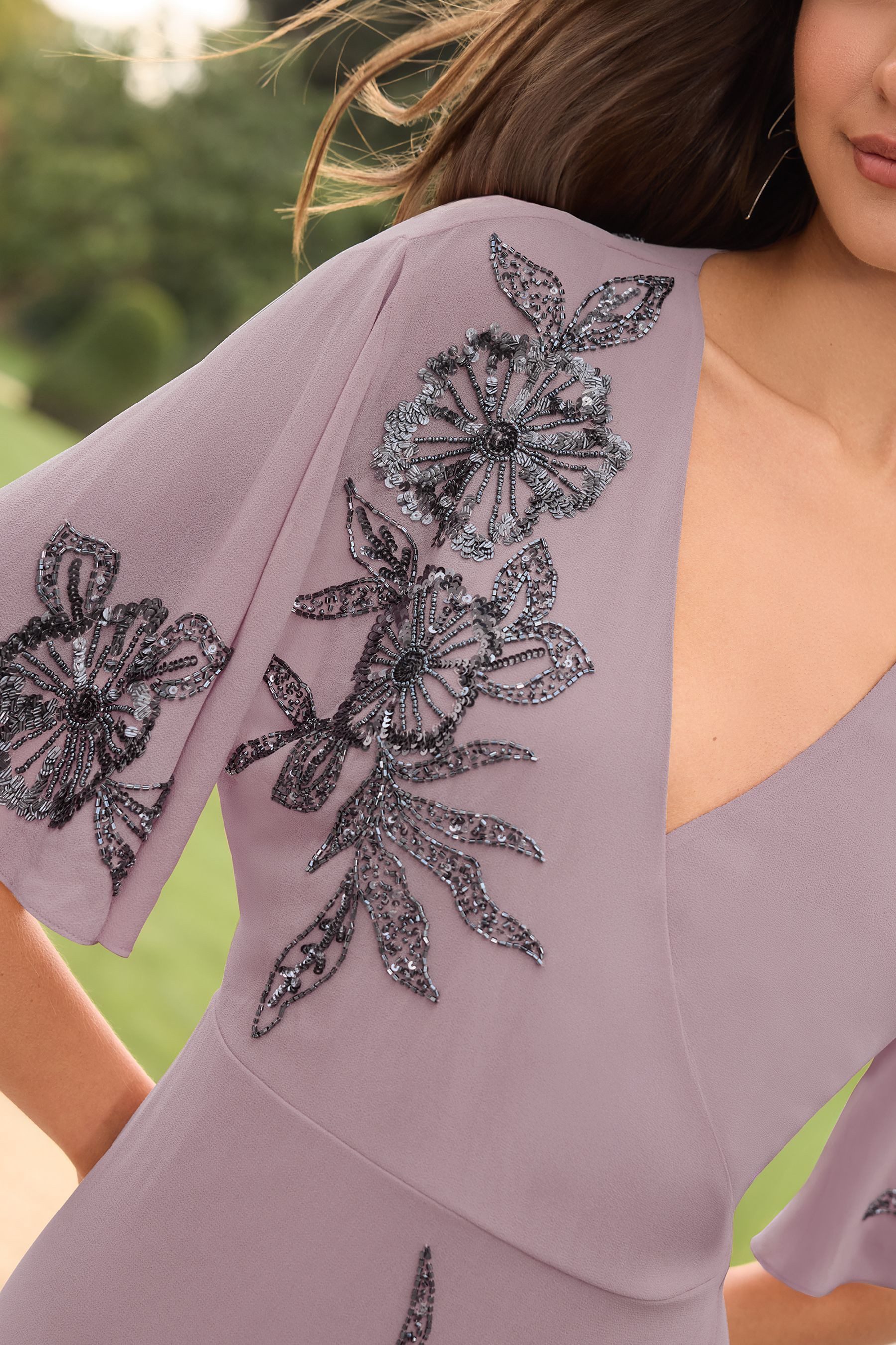 LIPSY Maxikleid Lipsy Maxikleid mit Verzierung und Seitenschlitz (1-tlg)