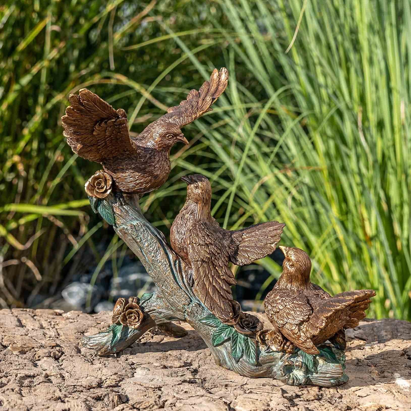 IDYL Gartenfigur Langlebig Regen gegen auf Vogel Modelle – und patiniert. Ast, Bronze – Frost, gegossen in von IDYL UV-Strahlung. werden Die und in – Wachsausschmelzverfahren Hand sehr witterungsbeständig Bronze-Skulptur Bronze robust
