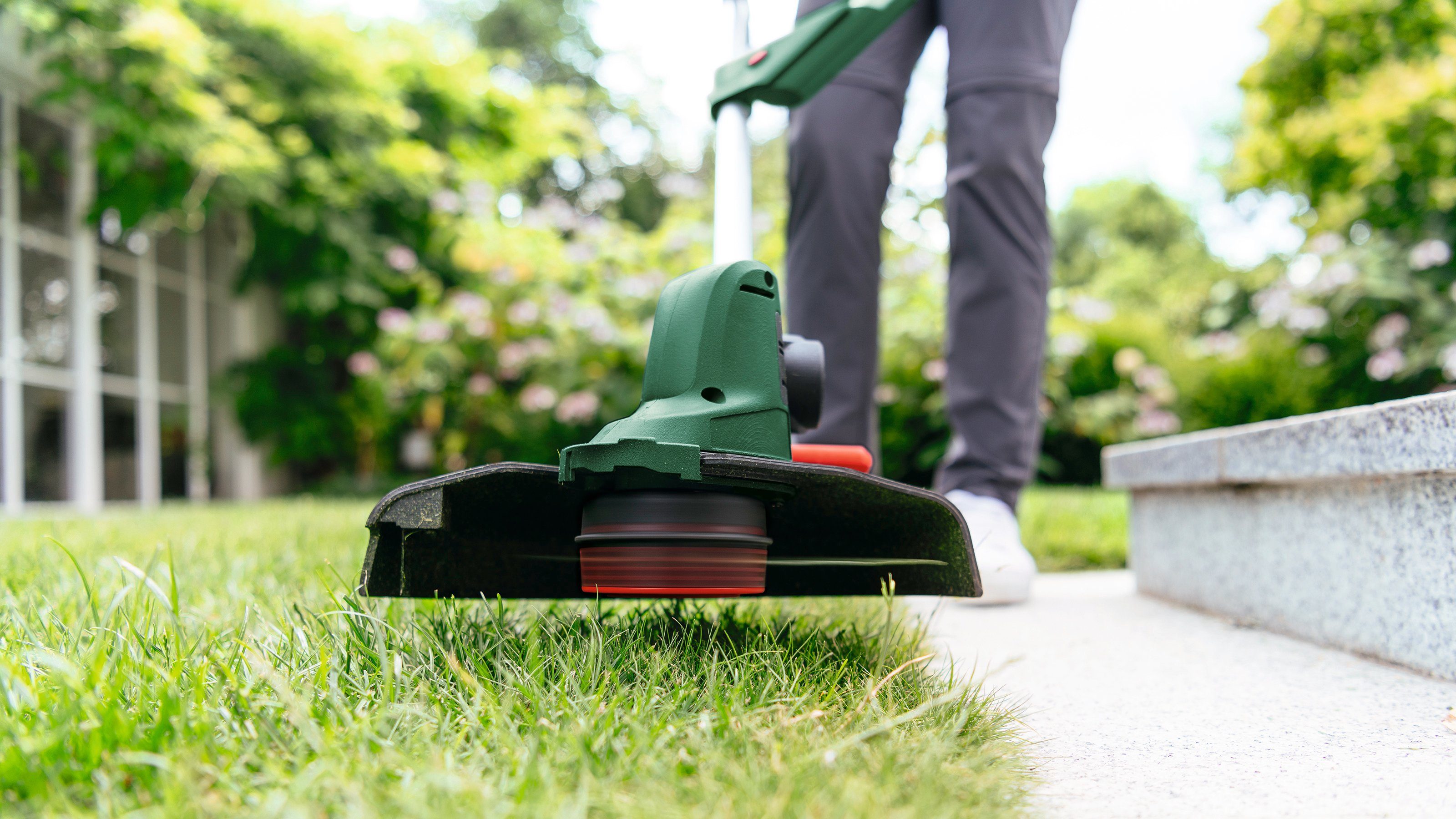 Bosch Home & Garden Akku-Rasentrimmer UniversalGrassCut 18V 260, mit Akku 18V/2,0 Ah und Ladegerät