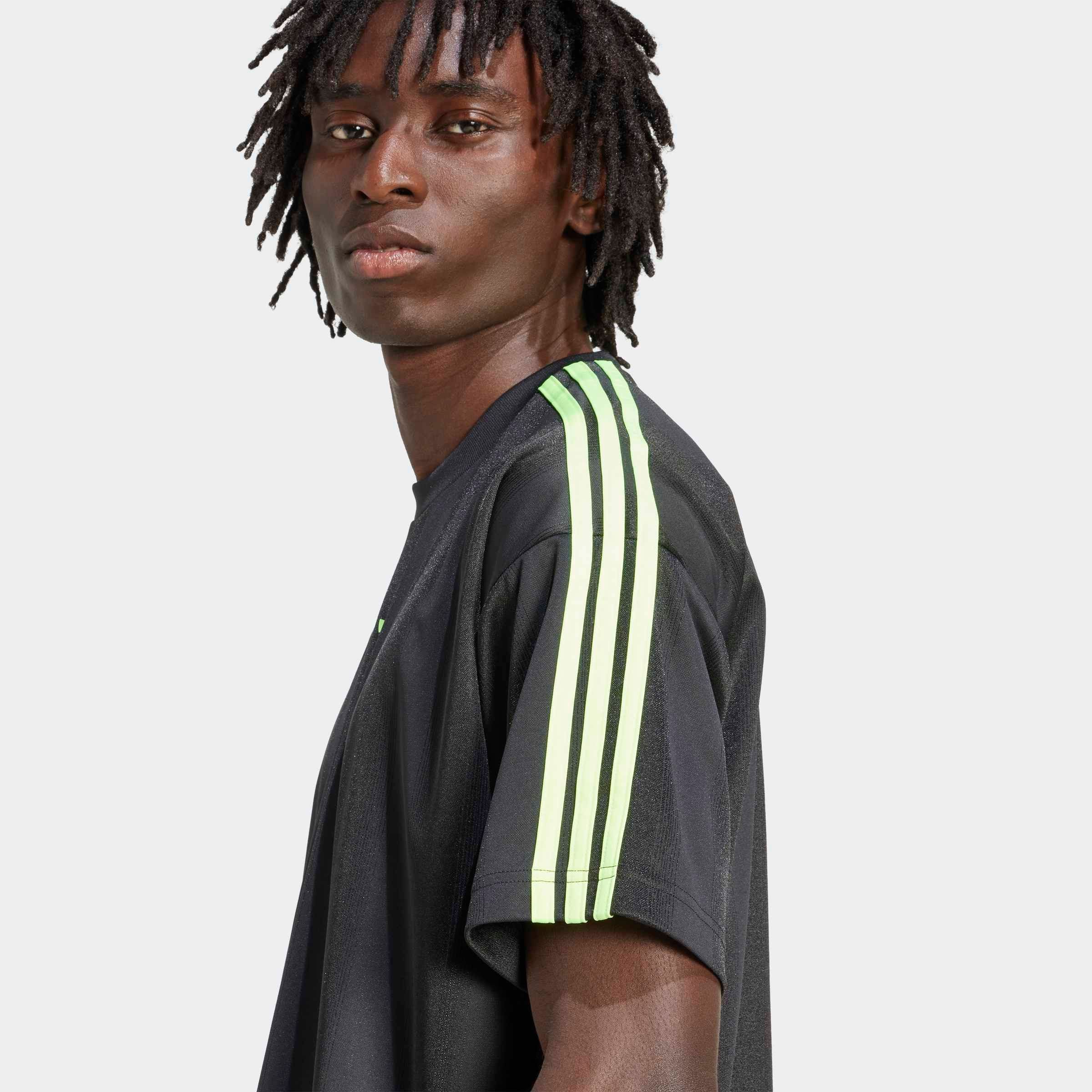 adidas Originals T-Shirt ADIDAS ADICOLOR JACQUARD TRIKOT lockere Passform, Rundhalsausschnitt, mit klassischem Trefoil Logo