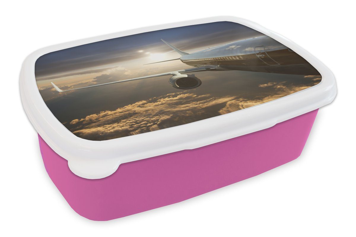 MuchoWow Lunchbox Ein Düsenflugzeug für Kinder, (2-tlg), fliegt Erwachsene, Brotbox rosa Mädchen, Wolken, über Kunststoff Brotdose Snackbox, Kunststoff