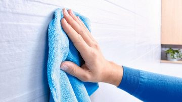 tesa Handtuchhalter EKKRO Badetuchstange ohne Bohren - 5 cm : 64,5 cm : 6,0 cm, selbstklebende Handtuchhalterung - chrom - silber glänzend