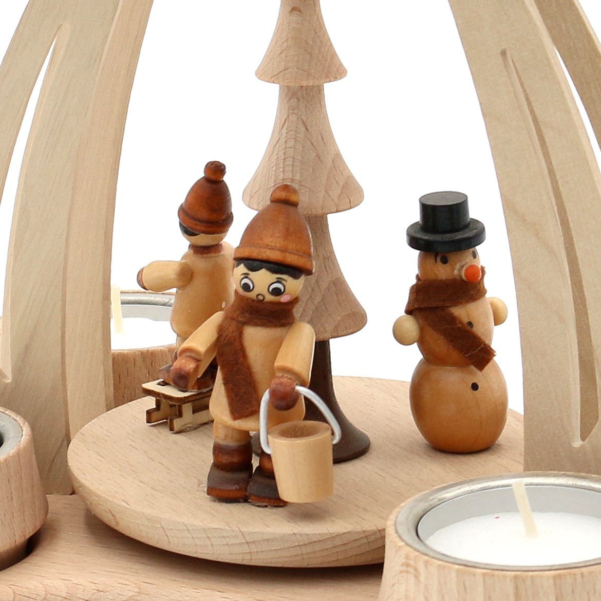 Dekohelden24 Weihnachtspyramide Pyramide aus Buchenholz mit Winterfütterung, für 4 Teelichte geeignet