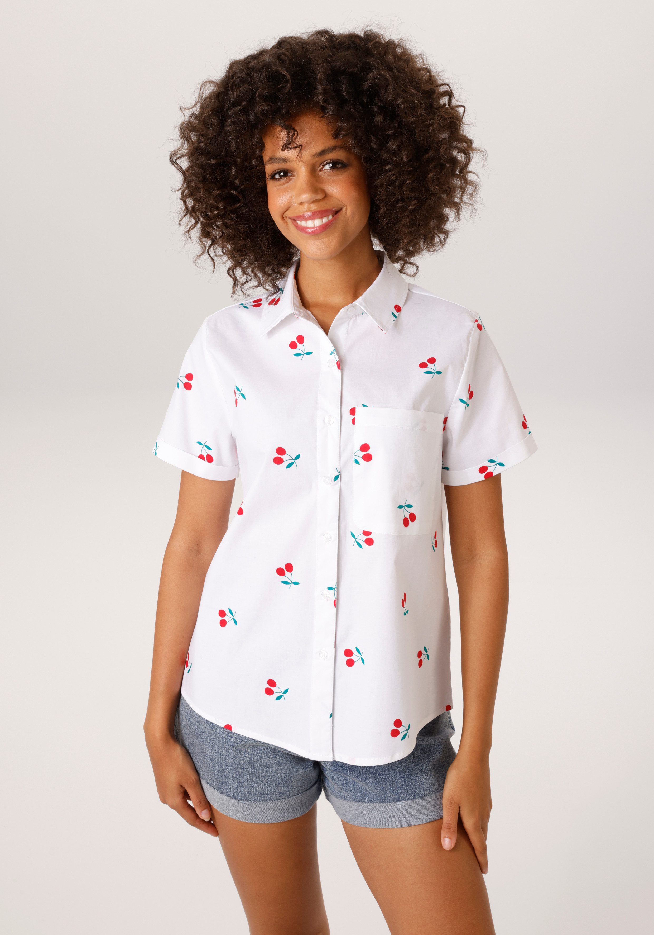 Aniston CASUAL Hemdbluse allover mit grafischen Kirschen bedruckt - NEUE KOLLEKTION. € 39,99, (€ 39,99 pro 1 Stk).