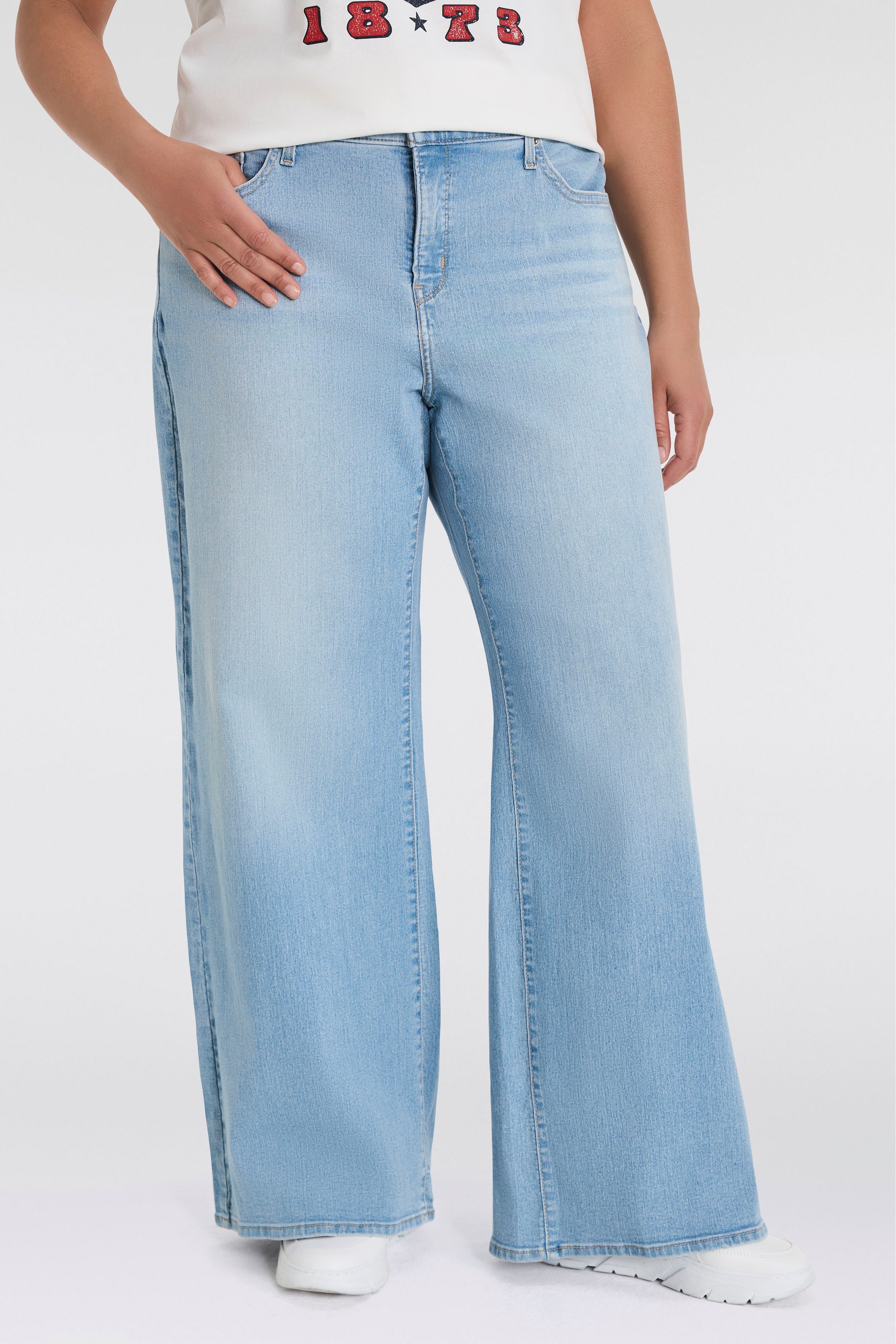 Levi's® Plus Weite Jeans PL 318 SHAPING WIDE LEG im Five-Pocket Style – Bild 2 von 5
