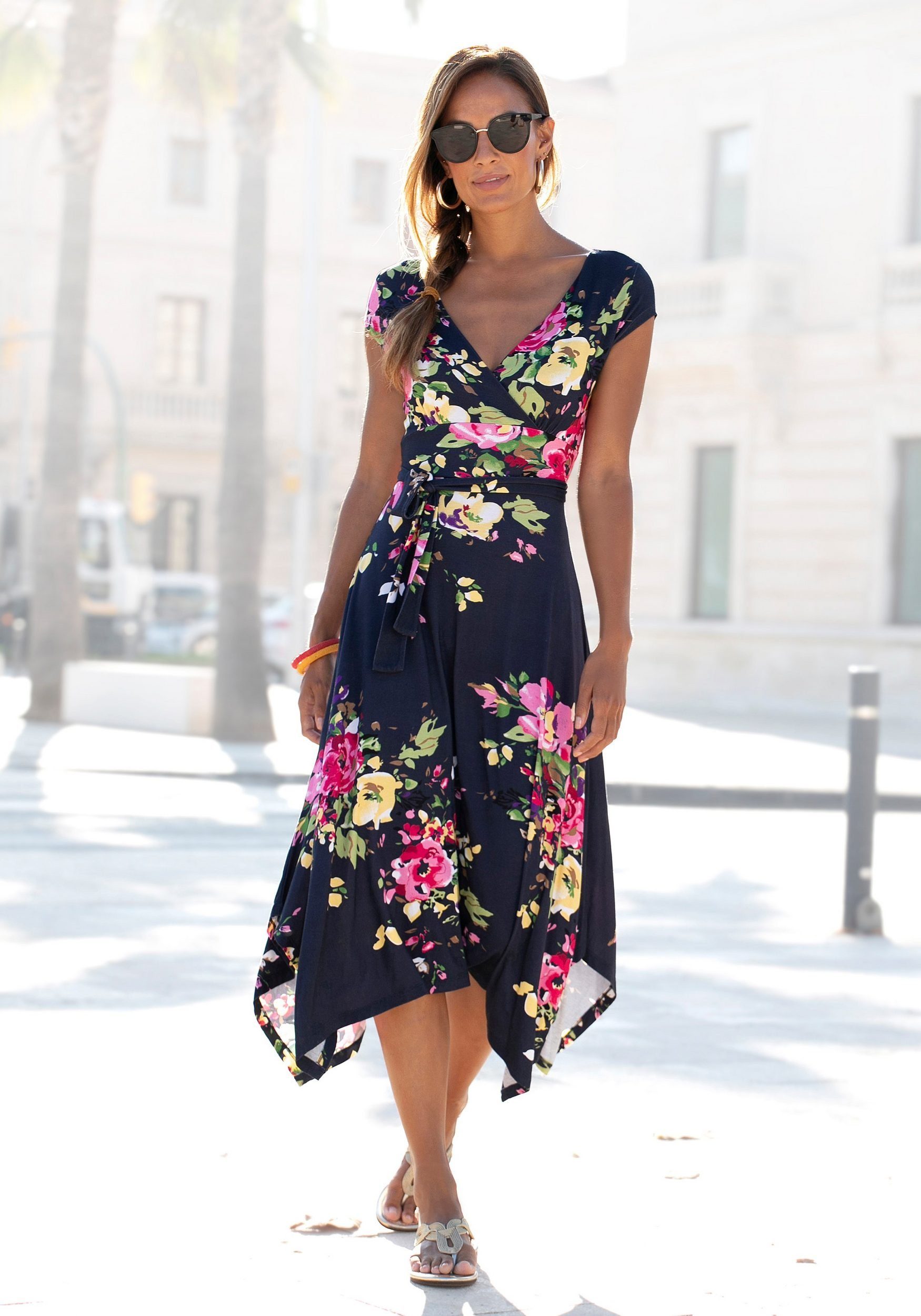 Beachtime by Lascana Jerseykleid mit asymmetrischem Zipfelsaum und Schleife in der Taille, elegant Leichtes Sommerkleid, Strandkleid, Viskosekleid mit Blumenmuster
