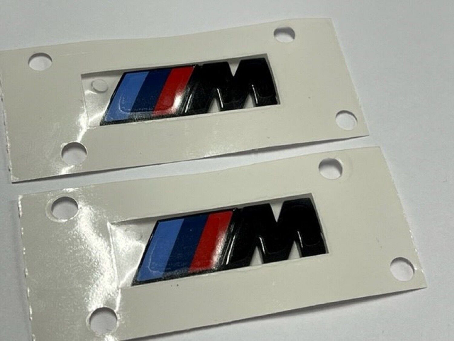 BMW Aufkleber BMW M Emblem Schwarz Glanz Kotflügel Logo Seite M Paket 55x20 LIMITED, (1tlg)