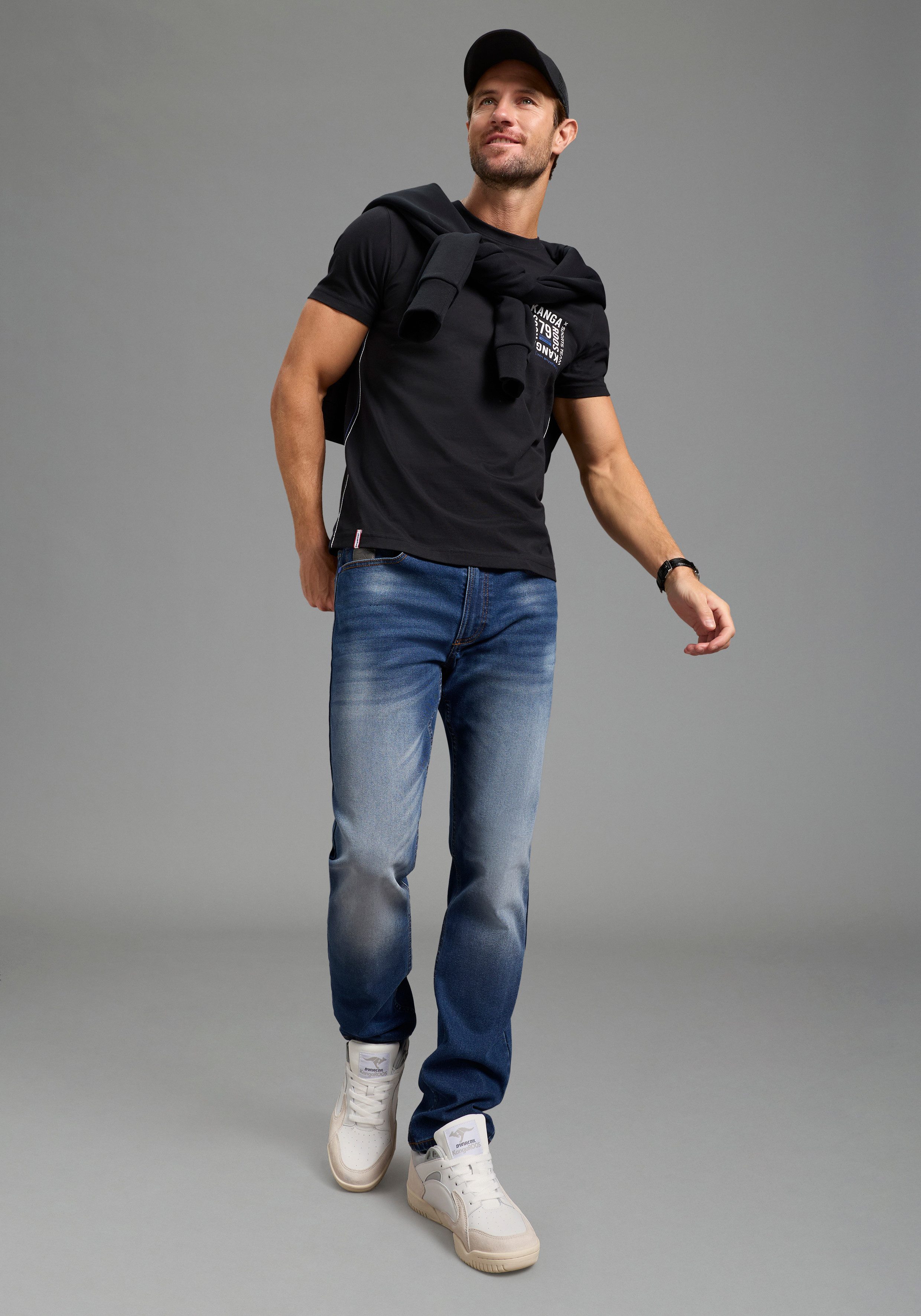 KangaROOS Jogg Pants Straight-Fit, normale Leibhöhe, mit Knopf-Applikation – Bild 4 von 5