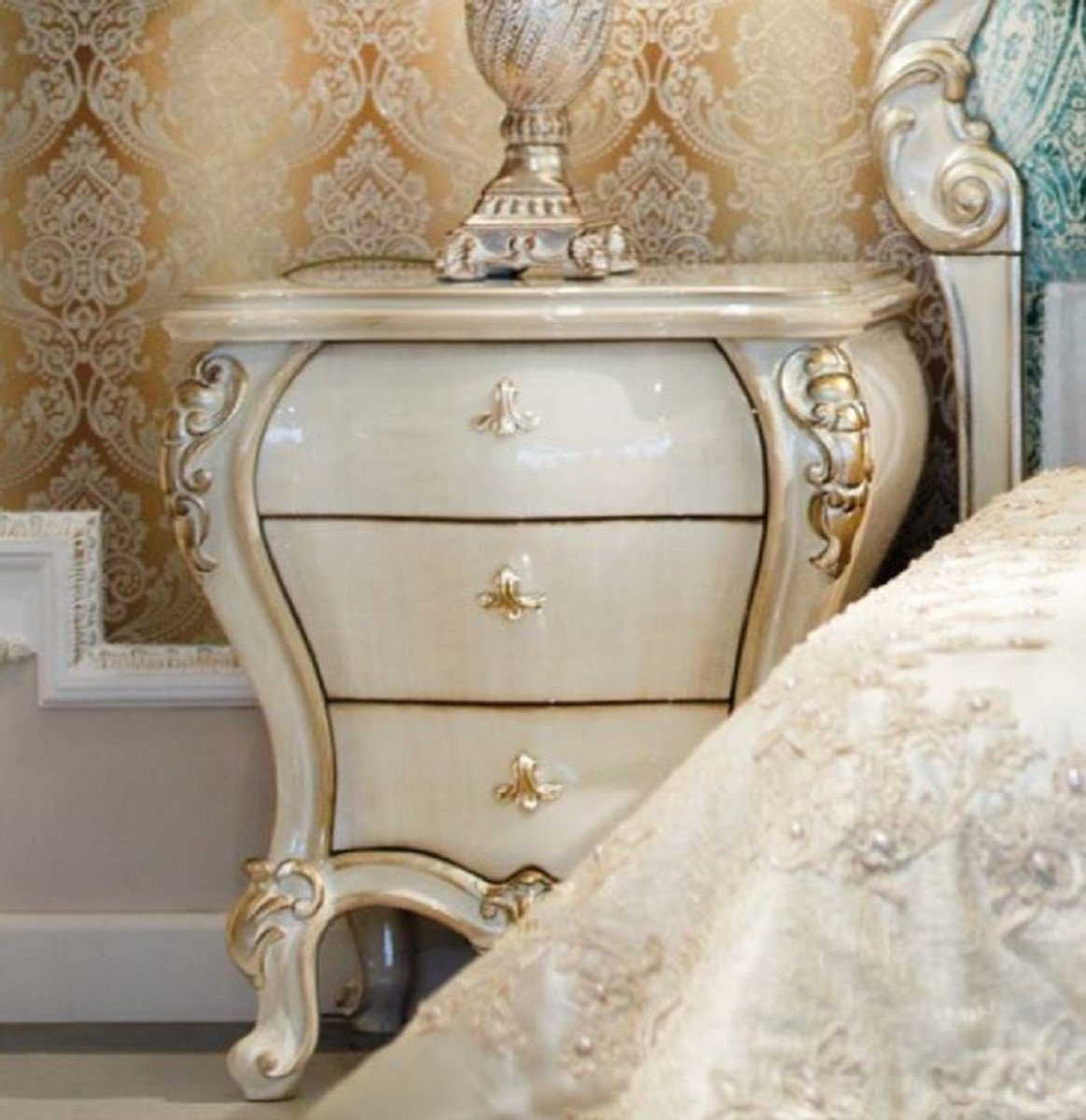 Casa Padrino Beistelltisch Luxus Barock Nachtkommode Creme / Gold 60 x 55 x H. 68 cm - Prunkvoller Massivholz Nachttisch - Barock Schlafzimmer Möbel