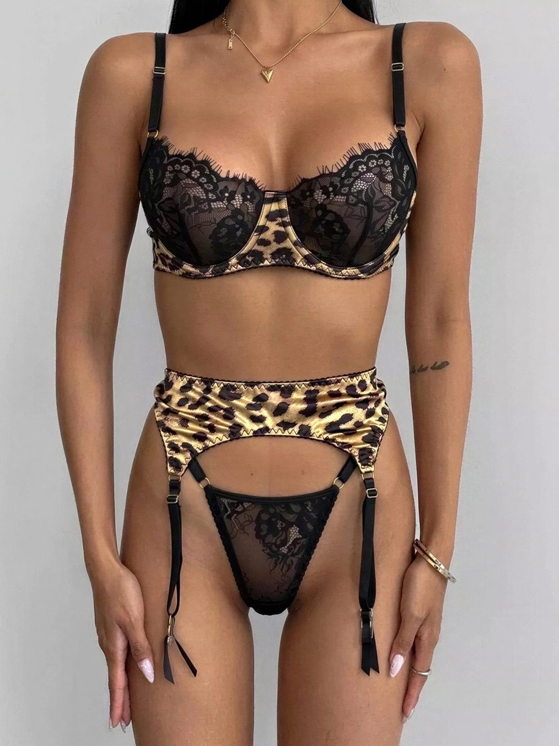 Elegant Love Set: Bügel-BH Dessous Set Leo-Print & Spitze – sexy Reizwäsche für starke Looks (Set, 3-tlg., BH + Strumpfhaltergürtel + String) Damenunterwäsche – Lingerie Set mit verstellbaren Strumpfhaltern