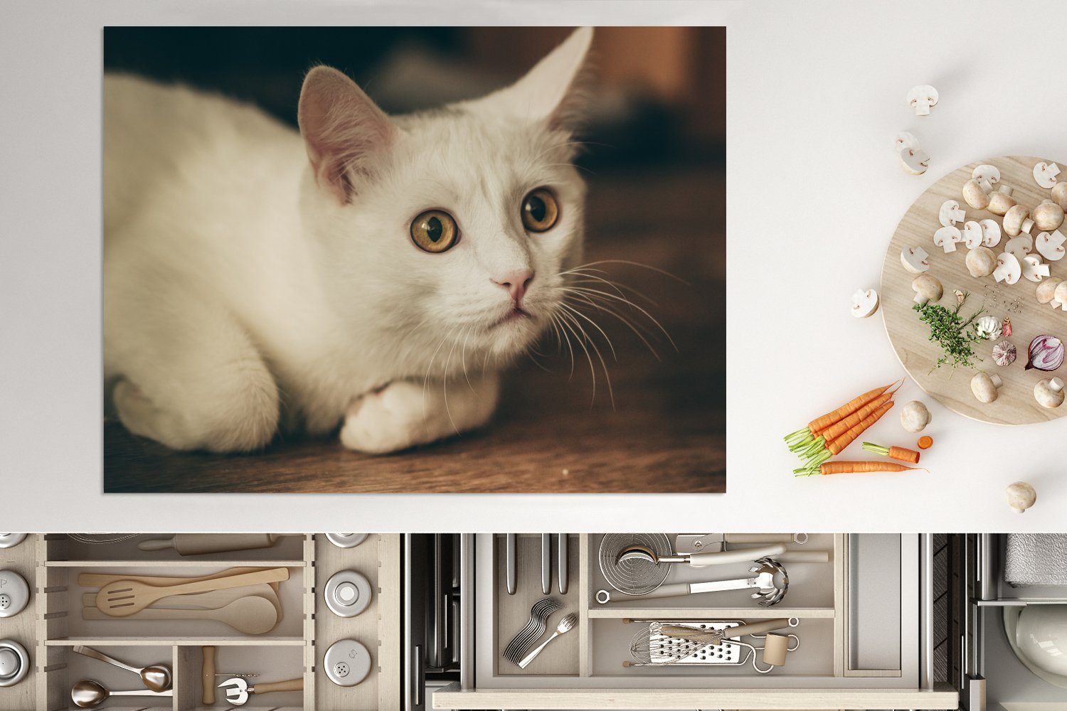 70x52 Arbeitsfläche liegt Katze Weiße Ceranfeldabdeckung Vinyl, cm, (1 Boden, mit Augen dem auf Herdblende-/Abdeckplatte großen Mobile nutzbar, tlg), MuchoWow