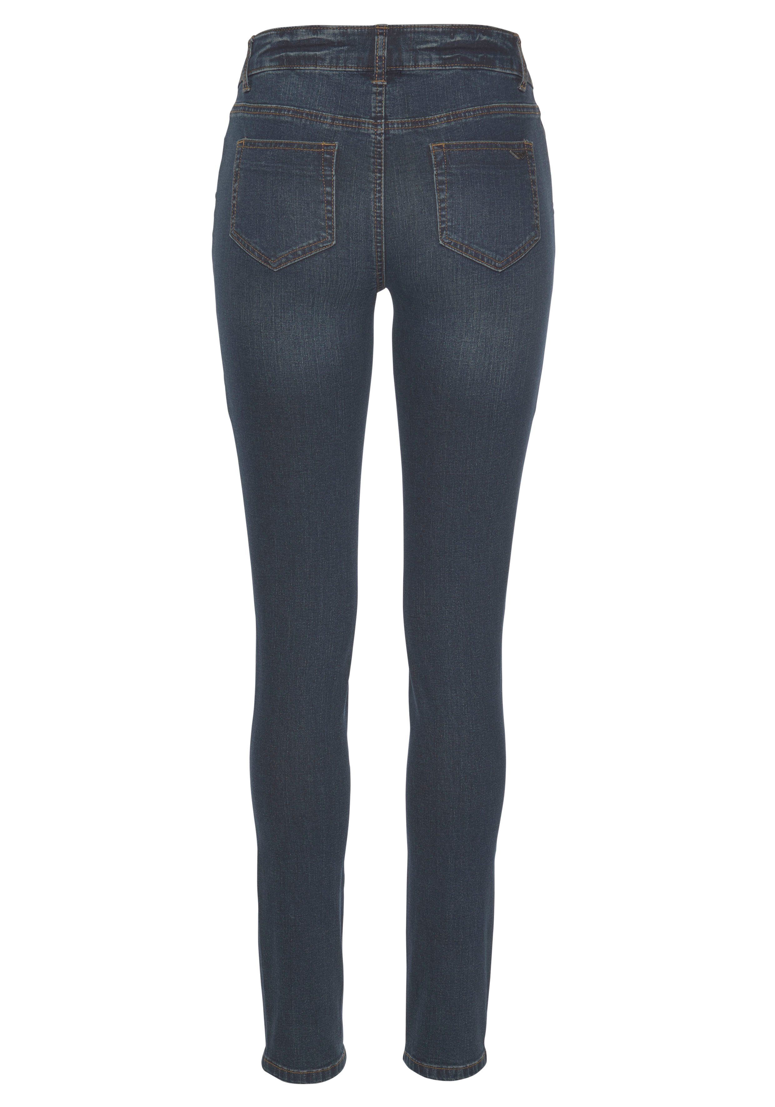 Arizona 5-Pocket-Jeans mit Keileinsätzen extra-enger Beinschnitt, niedrige Leibhöhe – Bild 5 von 5