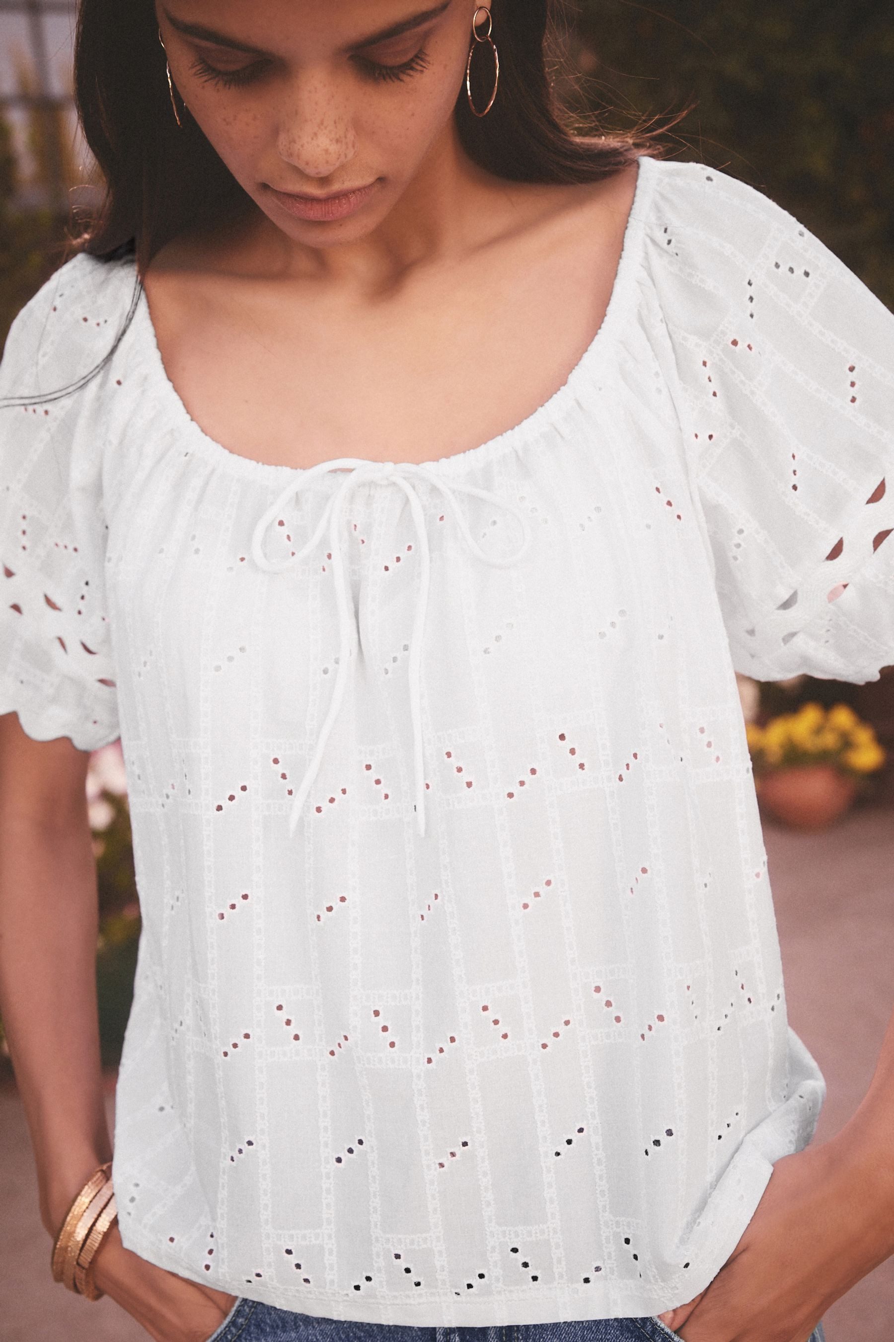 Next Kurzarmbluse Kurzarmoberteil mit Zackenlitze und Lochstickerei (1-tlg)