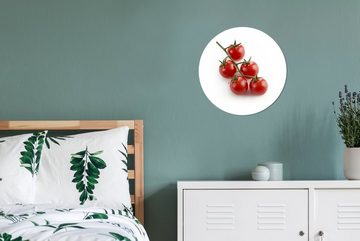 MuchoWow Wandsticker Rote und glänzende Tomaten vor einem weißen Hintergrund (1 St), Tapetenkreis für Kinderzimmer, Tapetenaufkleber, Rund, Wohnzimmer