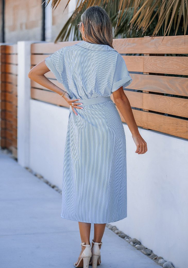 Cupshe Shirtkleid Blau-weißes Wickel-Hemdkleid mit Bindegürtel – Bild 4 von 5