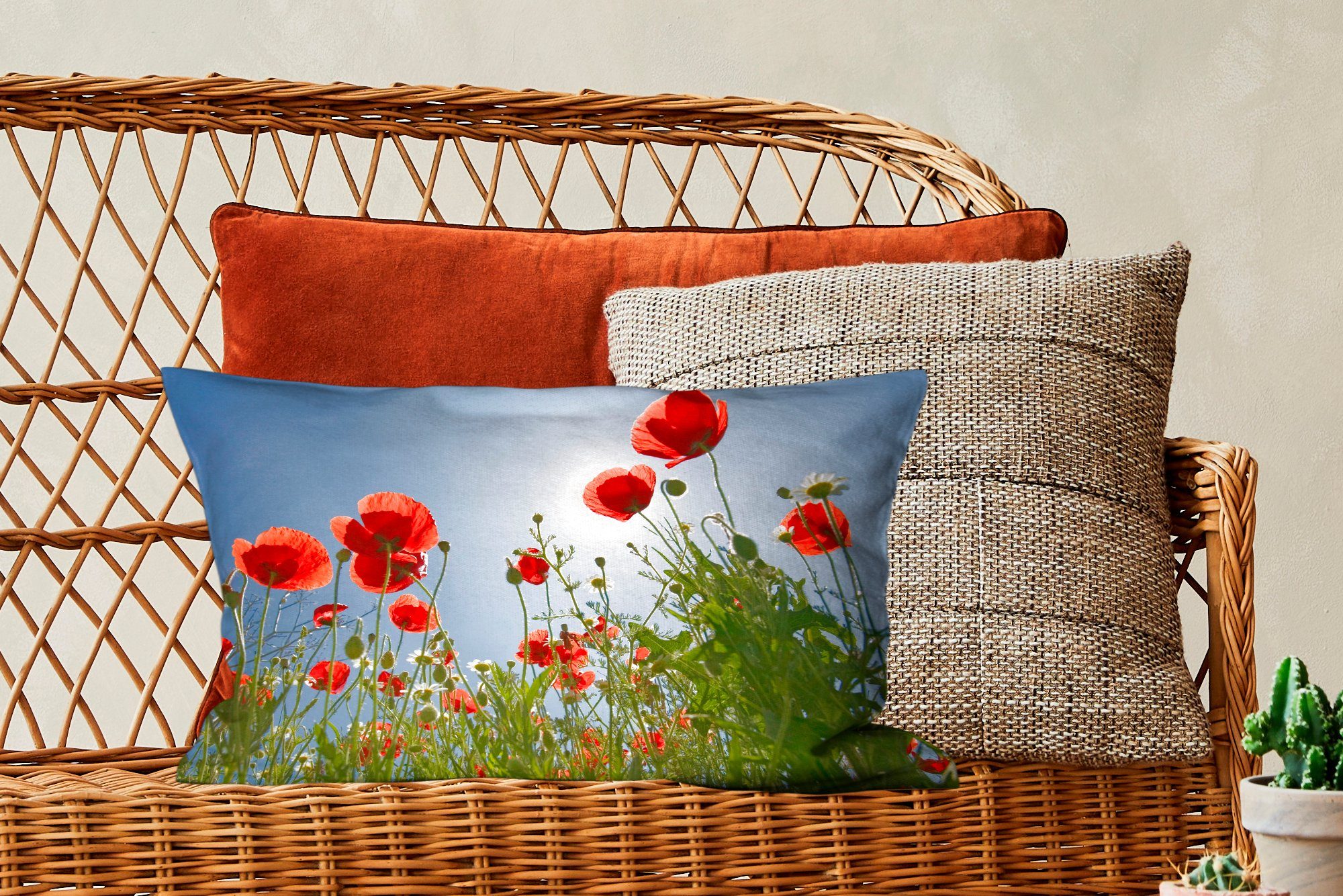 MuchoWow Dekokissen Strahlende Sonne über Zierkissen, Mohnblumen Wohzimmer Schlafzimmer in Dekokissen einigen Spanien, Dekoration, mit Füllung