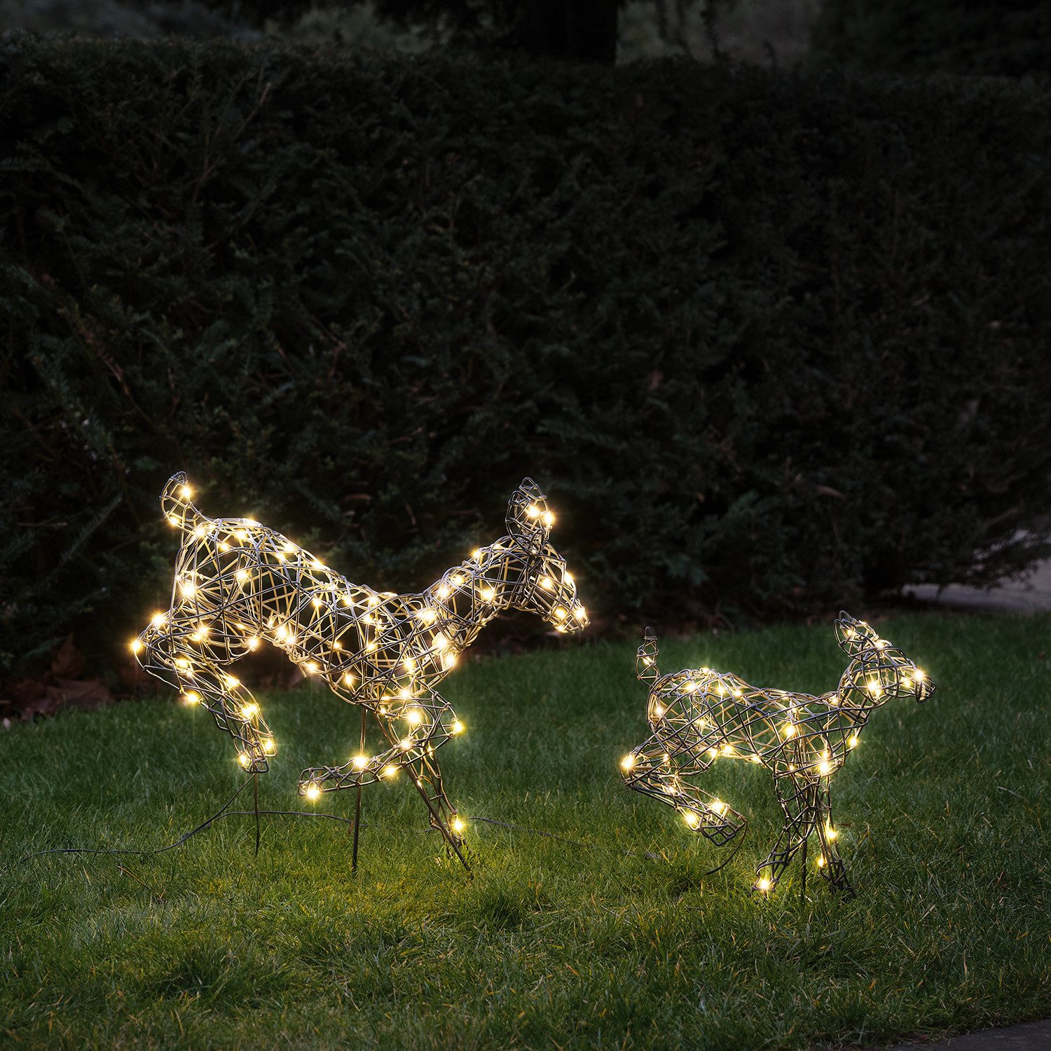 Lights4fun LED-Dekofigur 2er Set springende LED-Rentierefamilie Hirschkuh & Rehkitz M Harlow