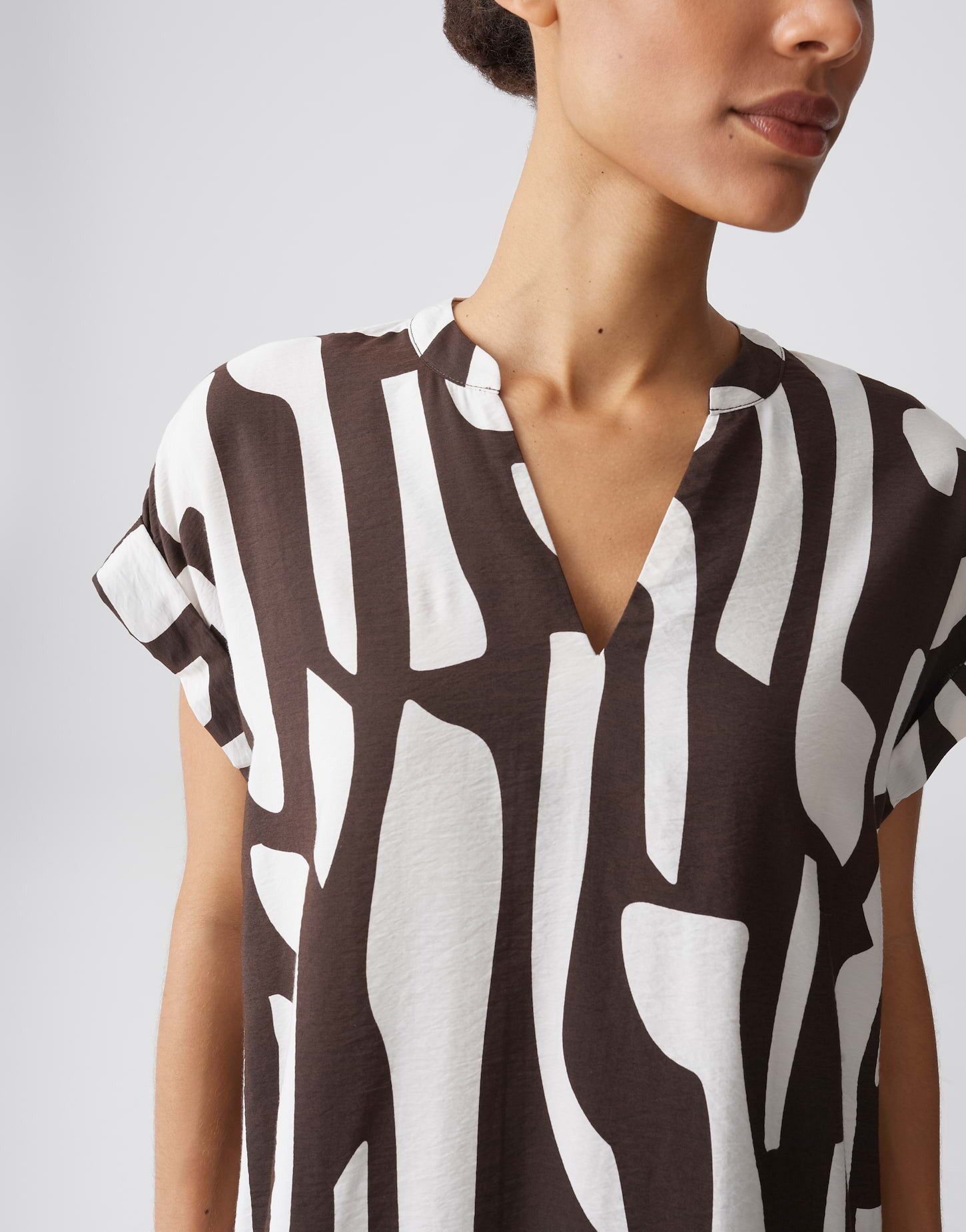 OPUS Shirtkleid Wulana dune aus glatter Webware mit Crash Optik Der Aufschlag am Ärmel sorgt für eine entspannte Note – Bild 4 von 5