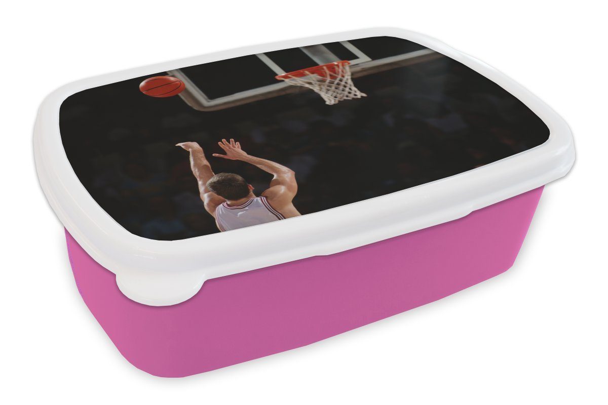 MuchoWow Lunchbox Ein Basketballspieler wirft den Ball aus der Ferne in den Korb, Kunststoff, (2-tlg), Brotbox für Erwachsene, Brotdose Kinder, Snackbox, Mädchen, Kunststoff rosa