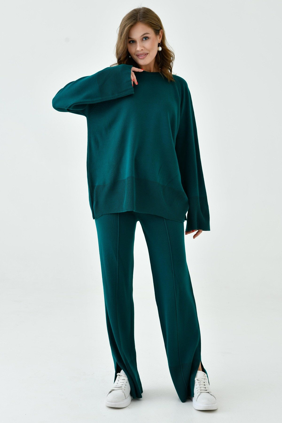 Blusentop Zweiteiliges Set aus Strickpullover und Hose mit Schlitz.
