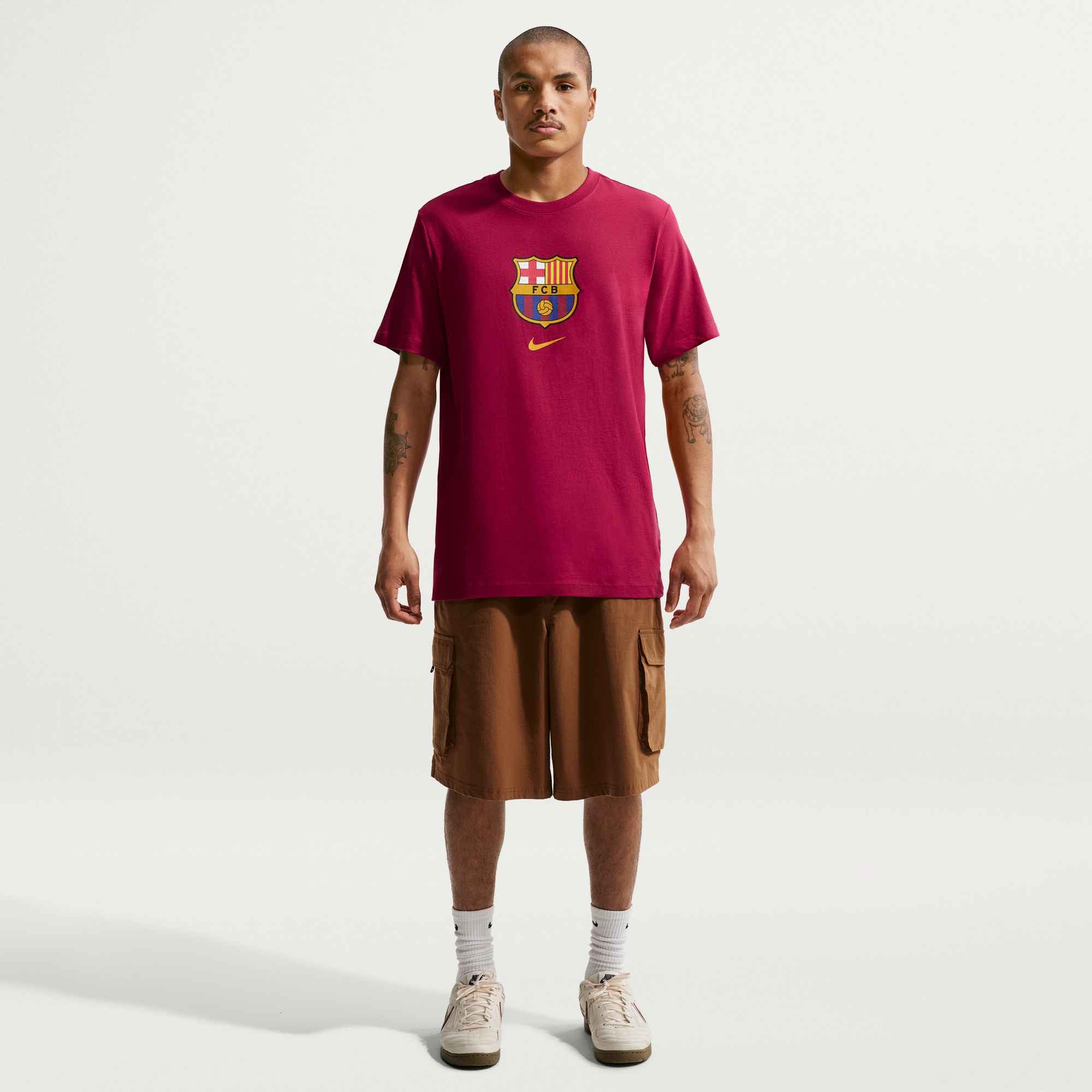 Nike T-Shirt FCB M NK CREST TEE sportlicher Stil, für vielseitige Aktivitäten