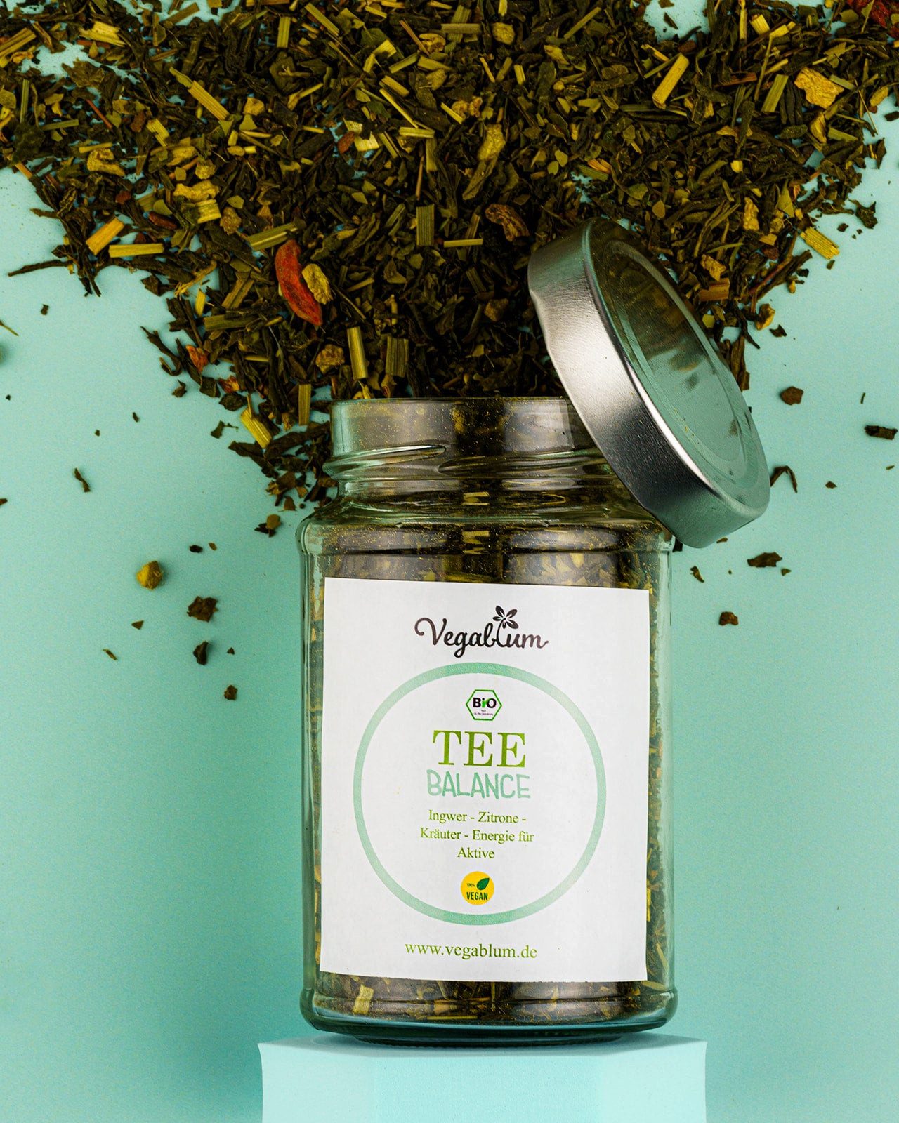 Vegablum Tee Bio Balance, loser Grüntee mit Kräutern im Glas, 1 x 90,00 g, loser Bio Grüntee mit Kräutern und Gewürzen