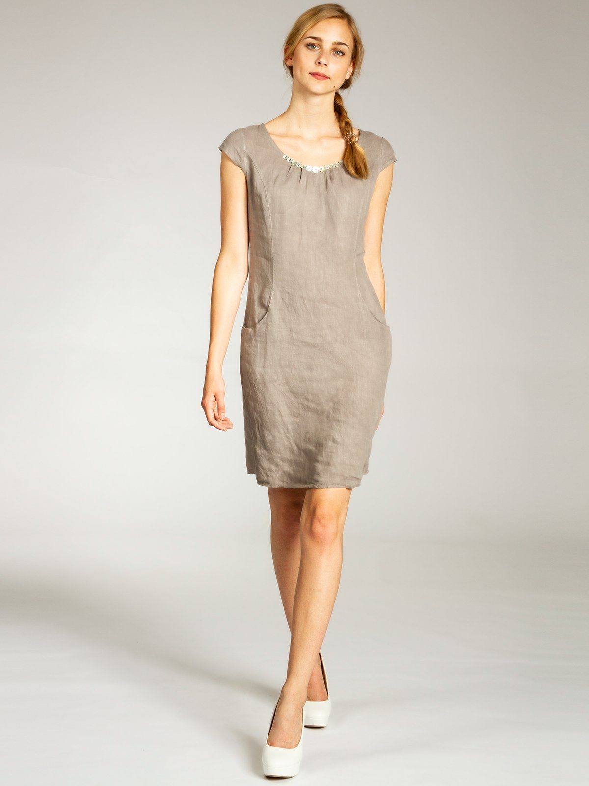 Caspar Sommerkleid SKL018 knielanges Damen Sommer Leinenkleid mit Perlmutt Knöpfe Dekor figurumspielender Schnitt, luftig leicht, angenehm kühlend