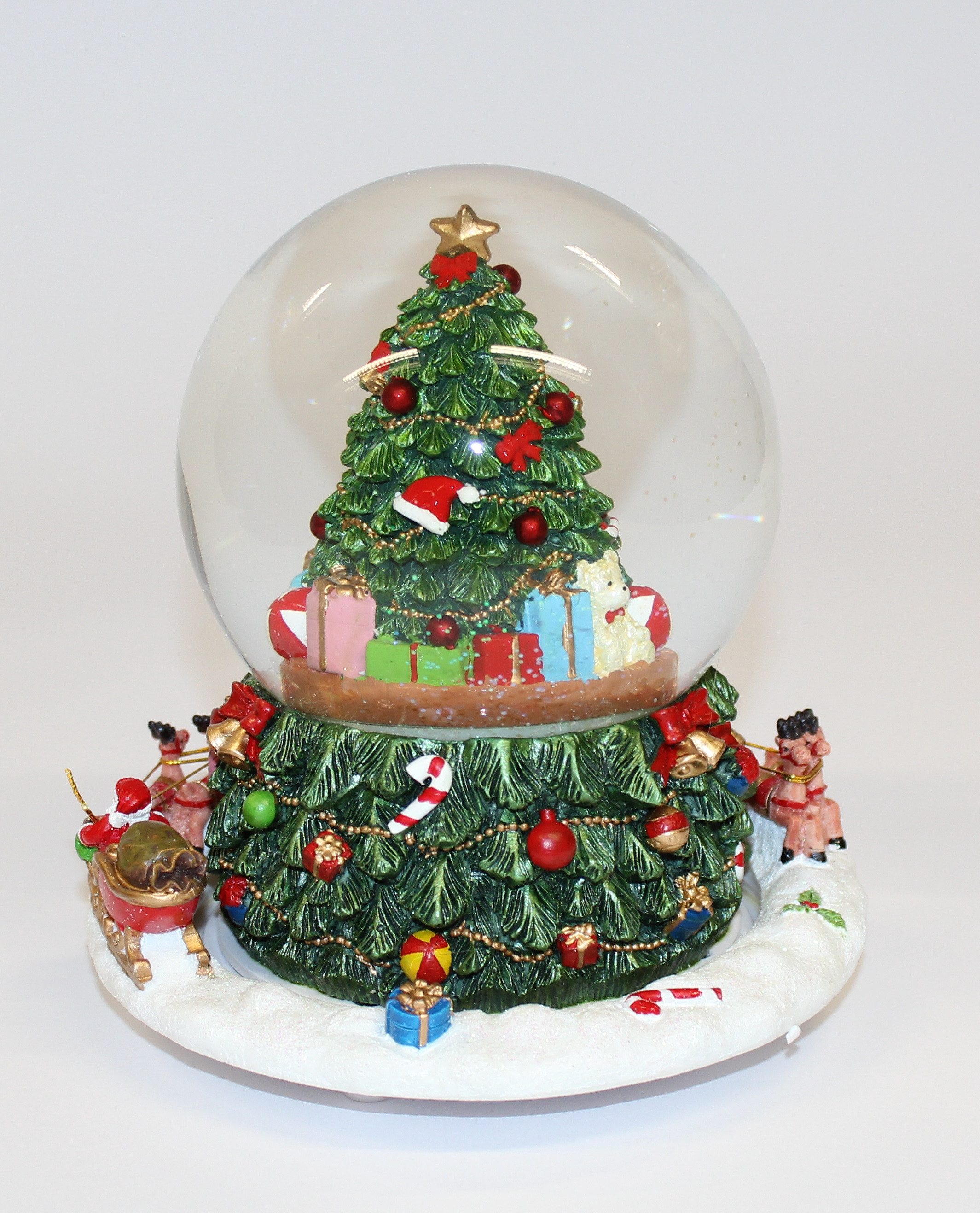Schneekugel Schneekugel mit Spieluhr: Rentierschlitten und Weihnachtsbaum