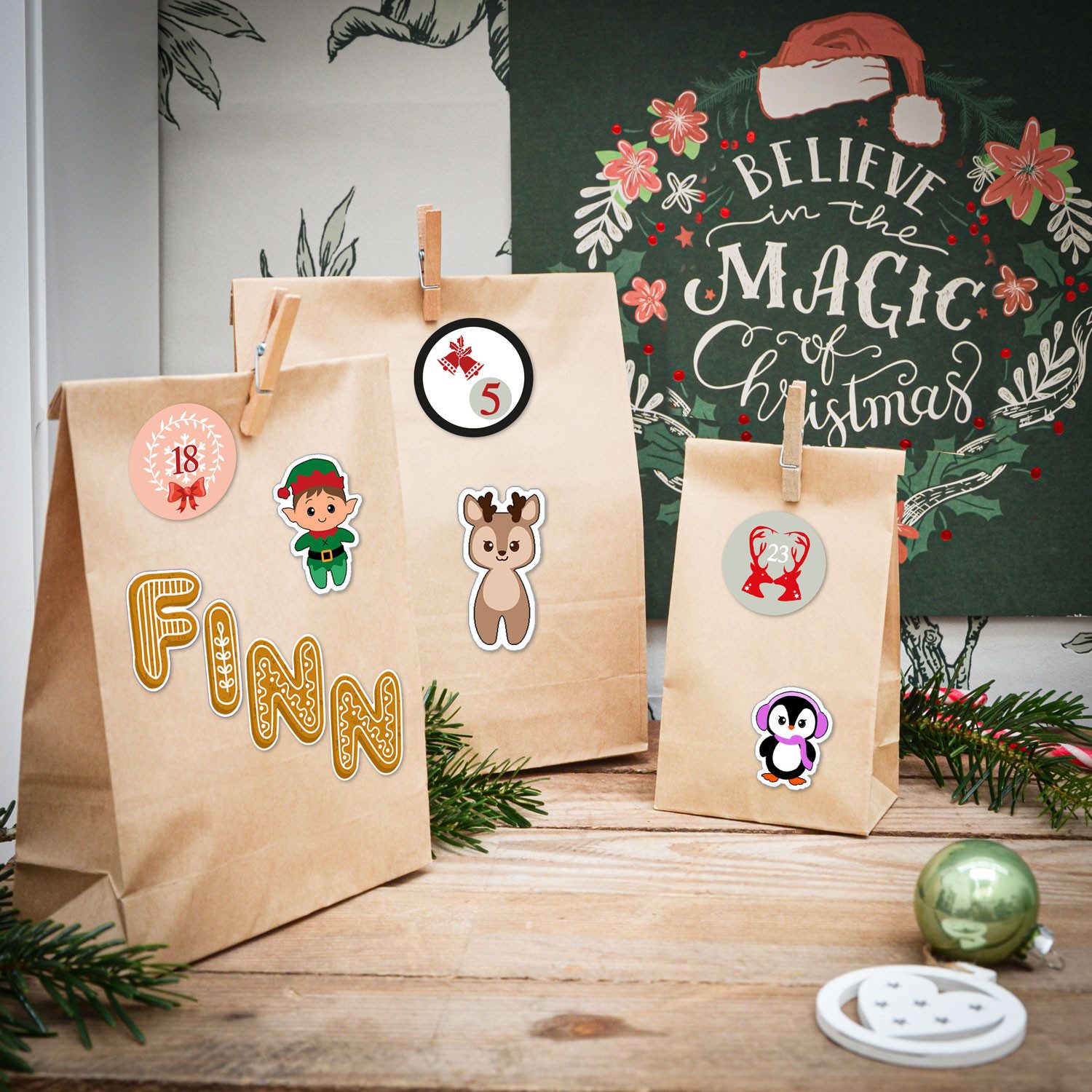DuneDesign befüllbarer Adventskalender DIY Adventskalender Bastelset mit 24 Papiertüten, Mit Stickern Klammern und Schnur zum Befüllen und Gestalten