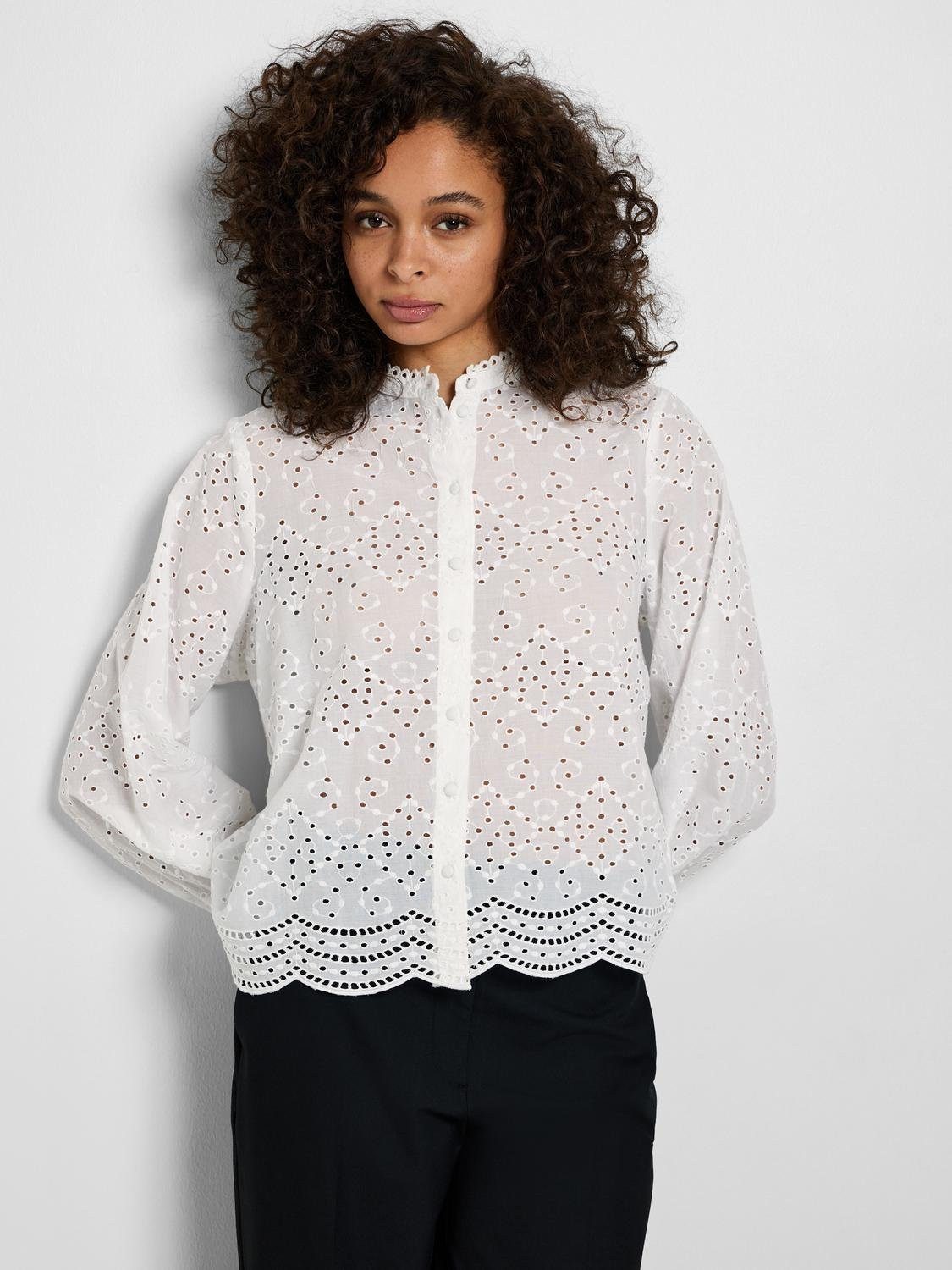 Blusenshirt Fein mit Lochstickerei Design Muschelsaum