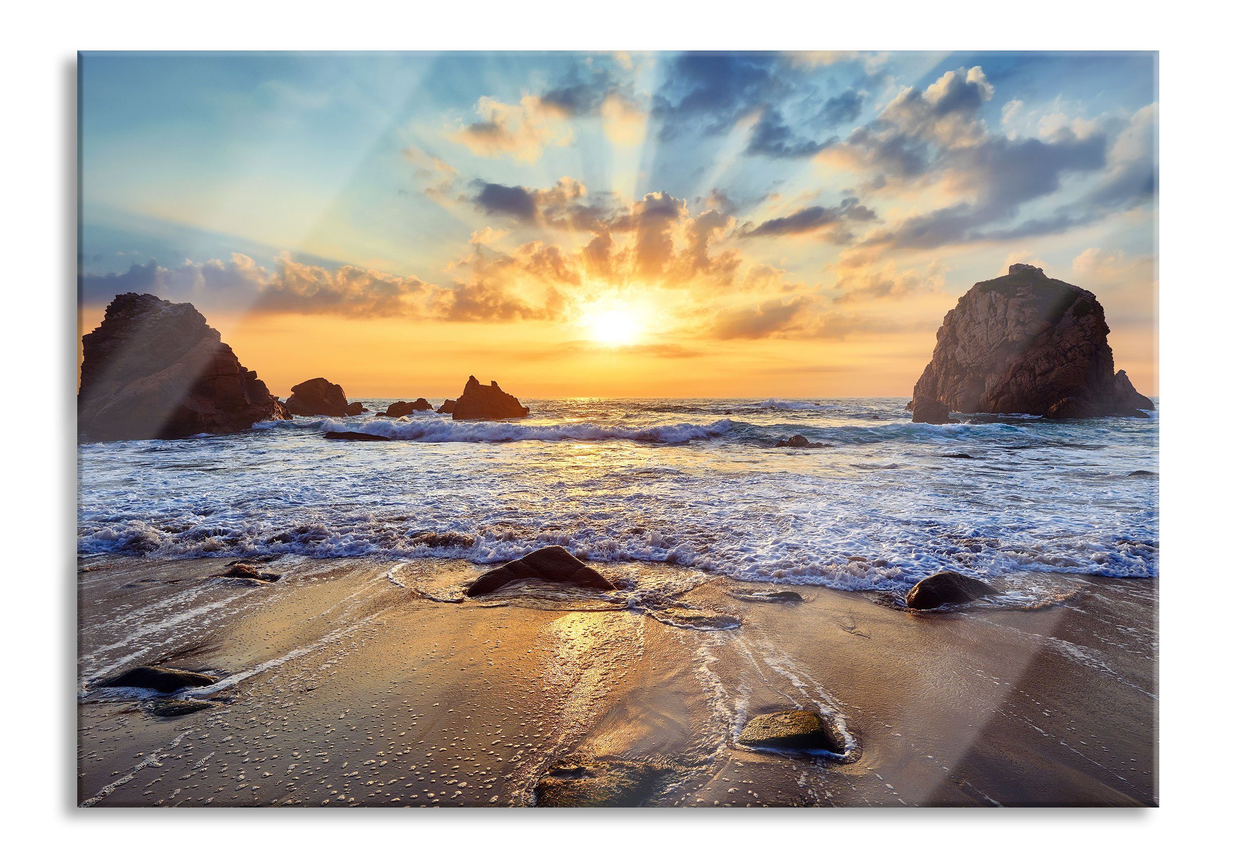Glasbild Sandstrand mit Felsen im Sonnenuntergang