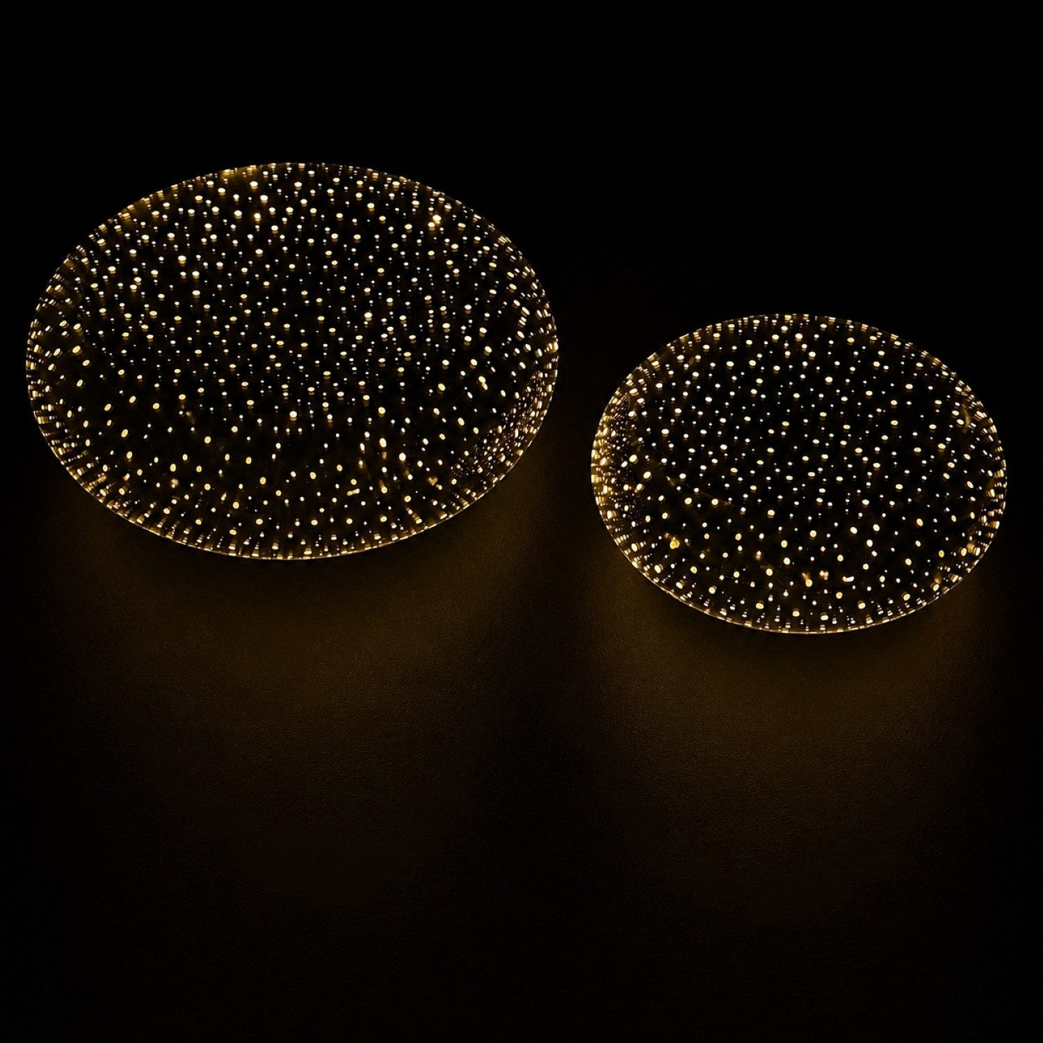 Online-Fuchs LED Dekolicht - 2 "Steine" aus Glas mit LED-Beleuchtung & Timer - Gartendekoration, Dauerleuchten oder seichter Funkeleffekt wählbar, warmweiße Beleuchtung, stilvolles im Lichtspiel im Garten, auf der Terrasse oder dem Balkon