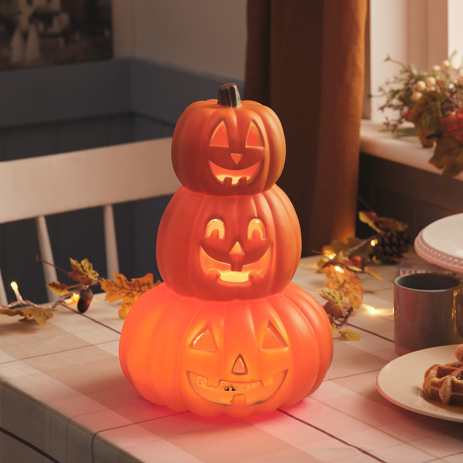 Lights4fun LED Dekolicht 34cm Gestapelte Halloween LED-Kürbisdeko mit Timer für innen